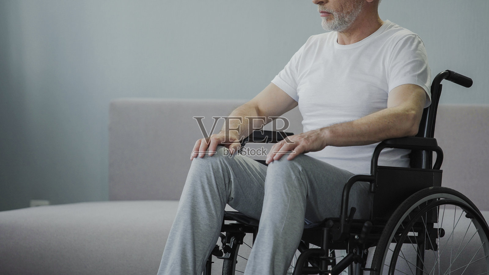 坐在轮椅上的体贴的退休男子照片摄影图片