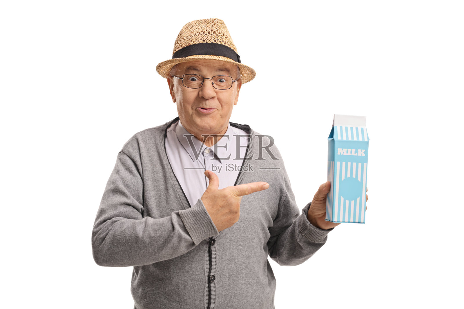 一个成熟的男人拿着牛奶盒指着照片摄影图片