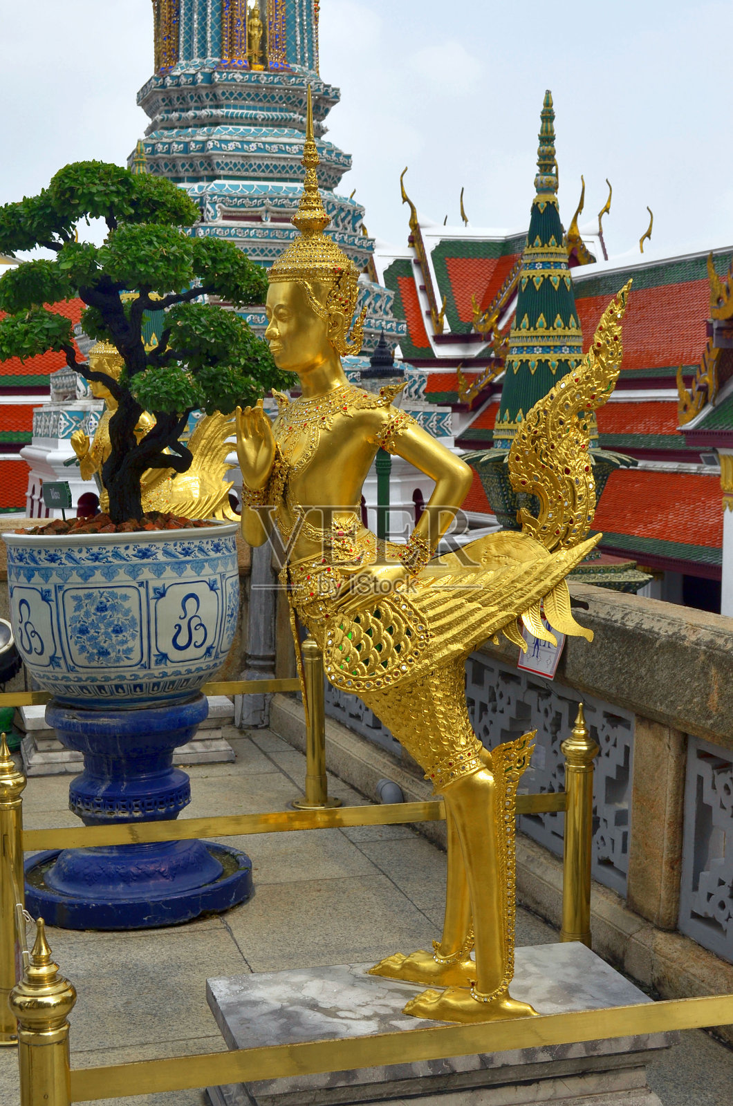曼谷大皇宫的金纳里雕像照片摄影图片