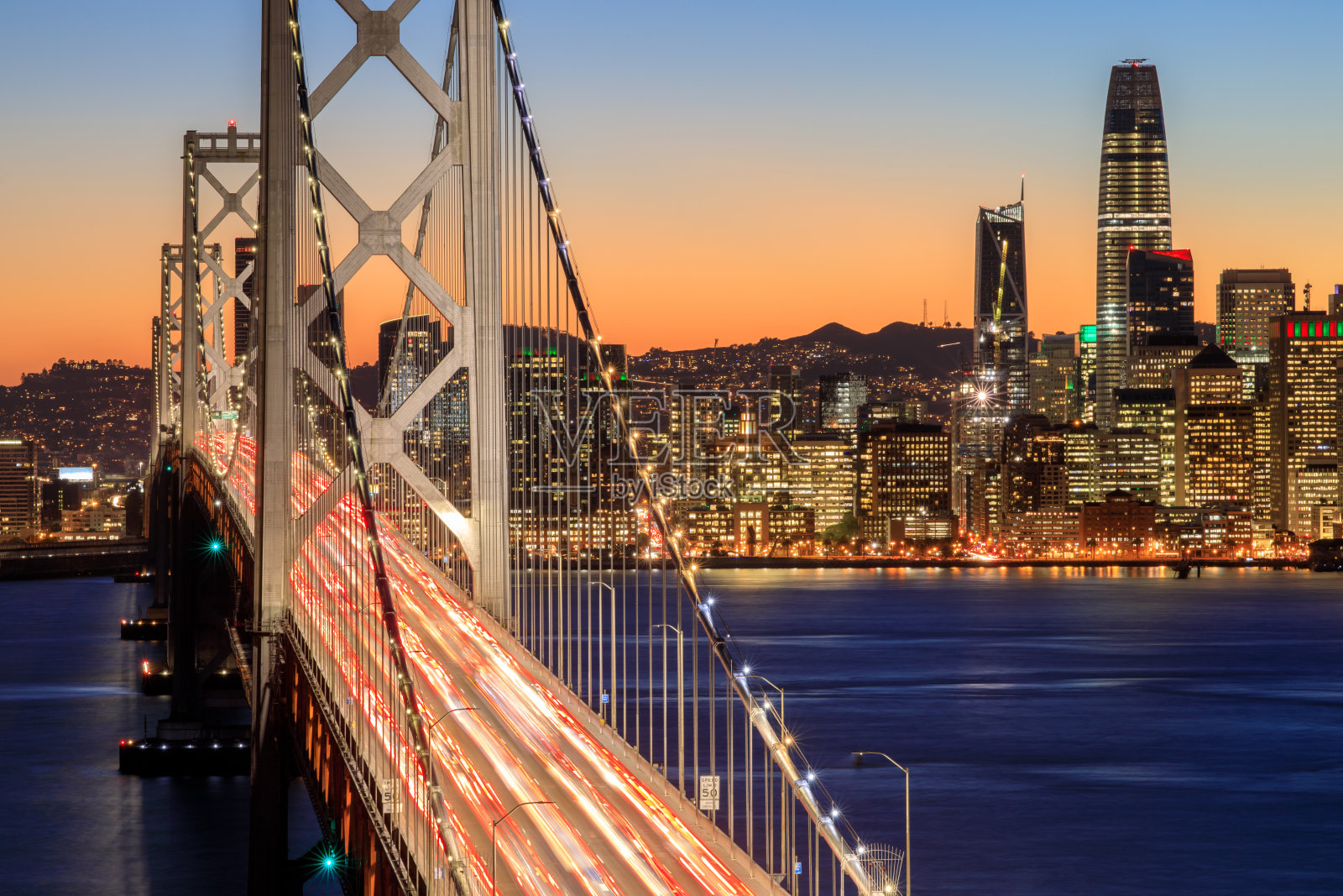 旧金山海湾大桥和黄昏的天际线照片摄影图片