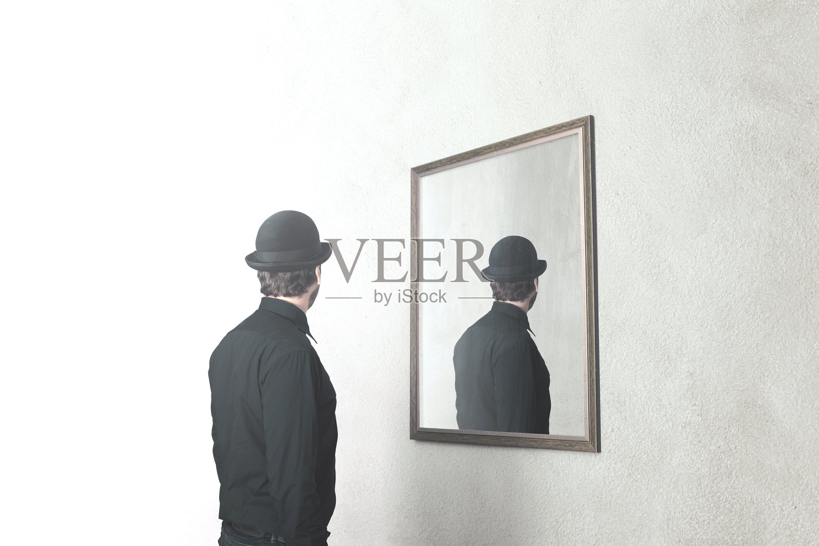 人在镜子前反射他的背影，超现实的马格利特概念照片摄影图片