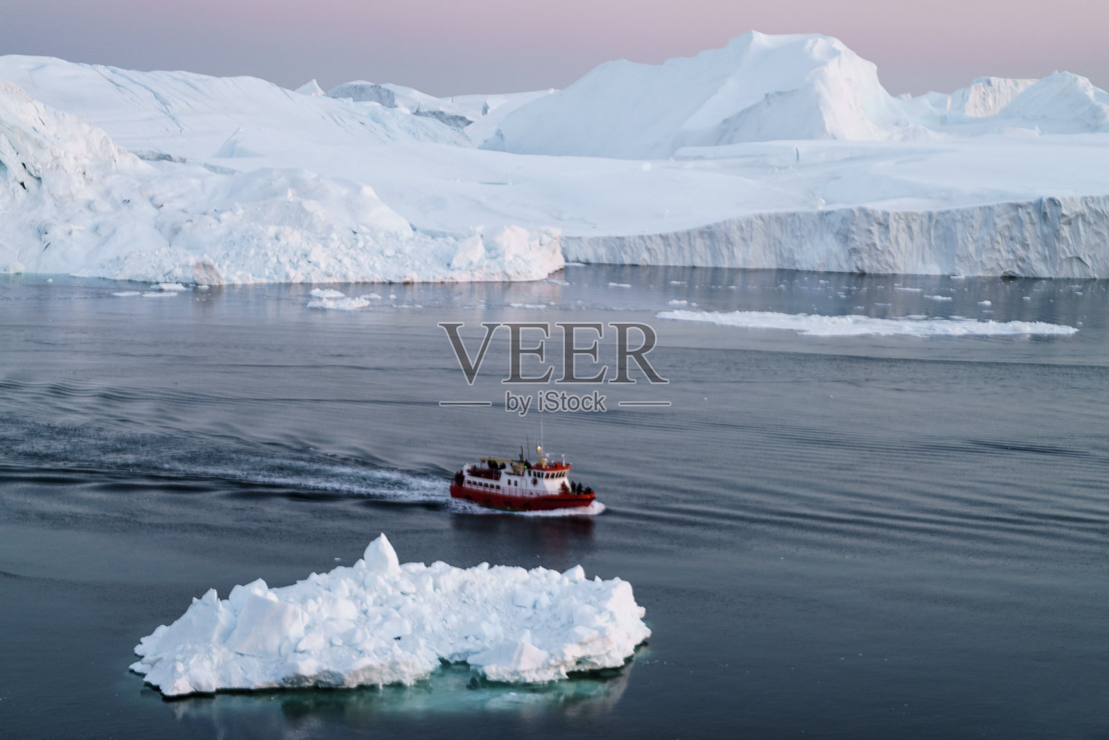格陵兰岛北冰洋上的冰山照片摄影图片