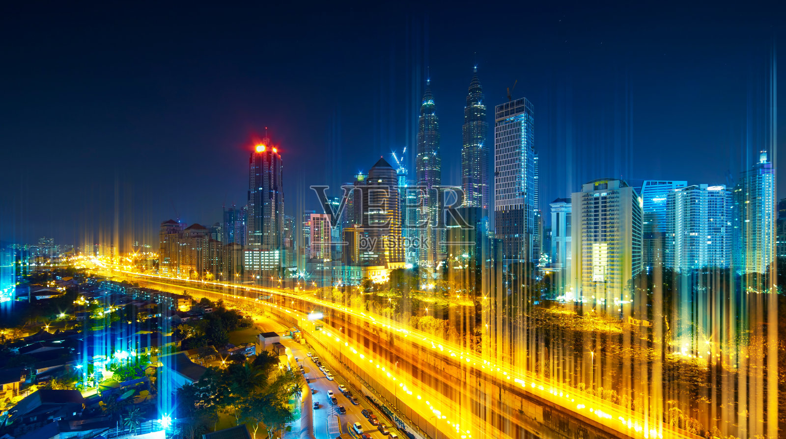 网络光从公路和地面上出来，现代城市用无线网络连接概念，抽象通信技术形象视觉。照片摄影图片
