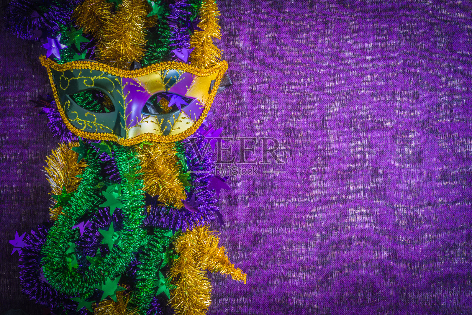 狂欢节，威尼斯狂欢节面具上的紫色背景照片摄影图片