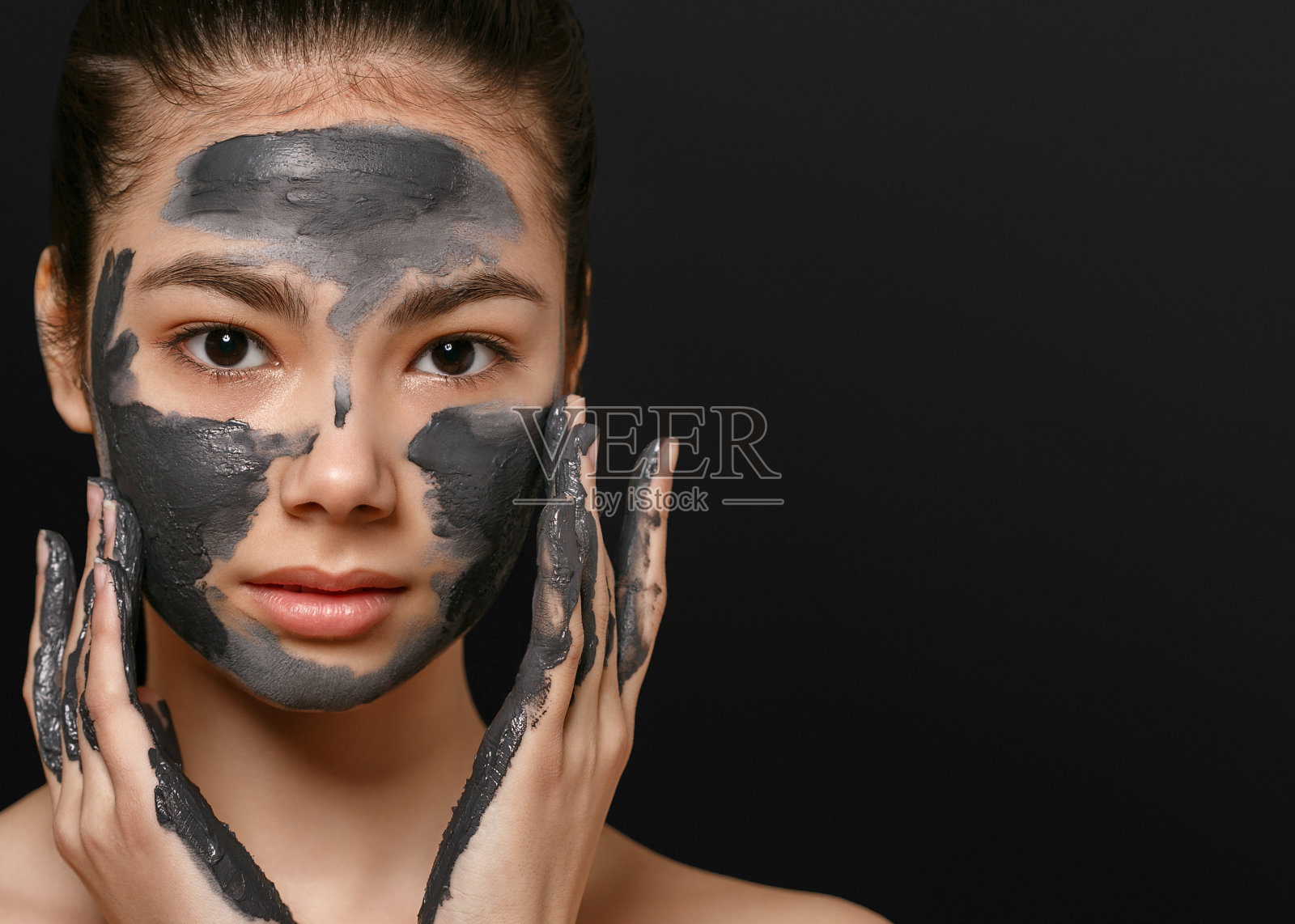 女人面部脱皮肖像美容面膜。化妆品。照片摄影图片