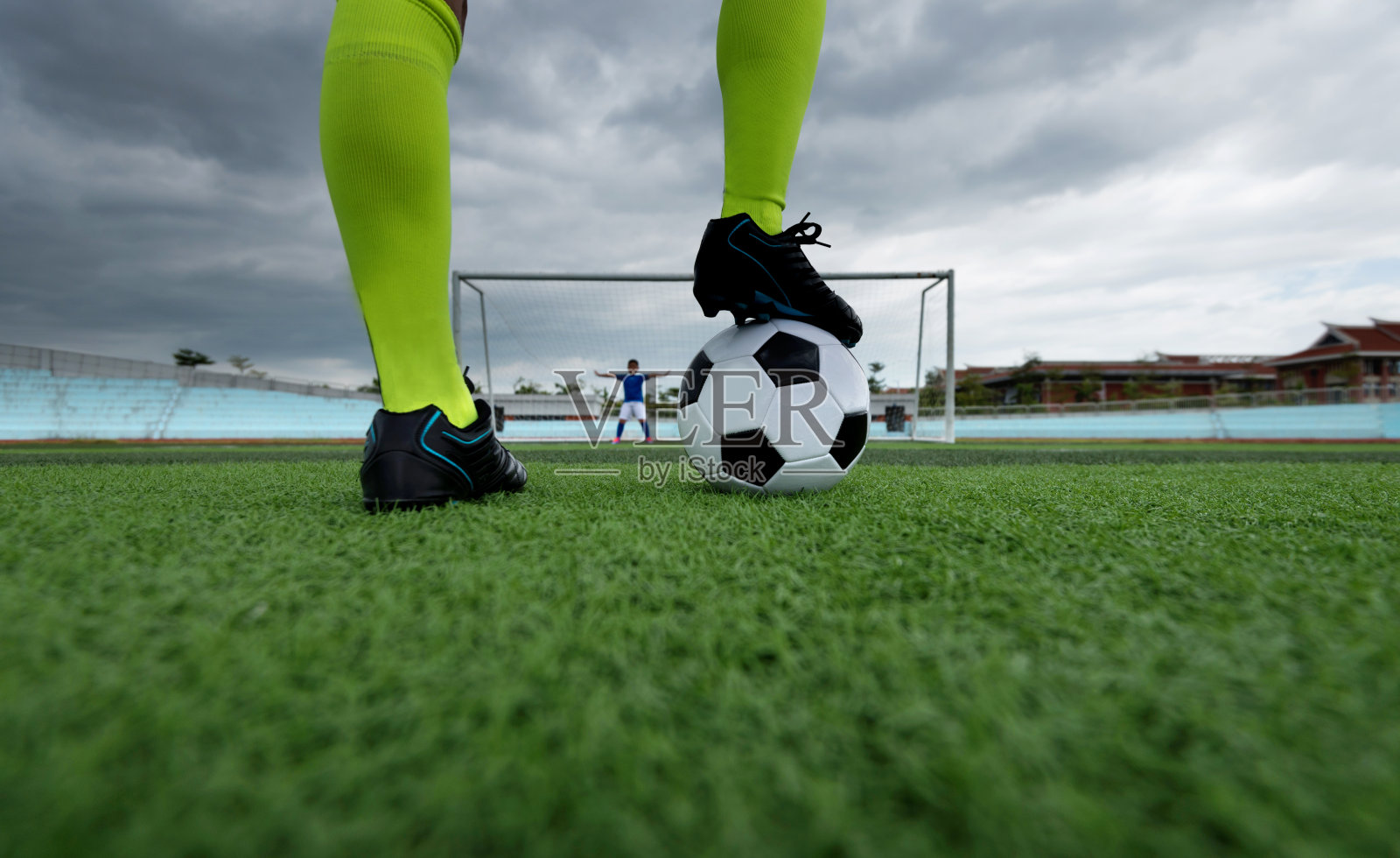 足球运动员的脚在足球之上照片摄影图片
