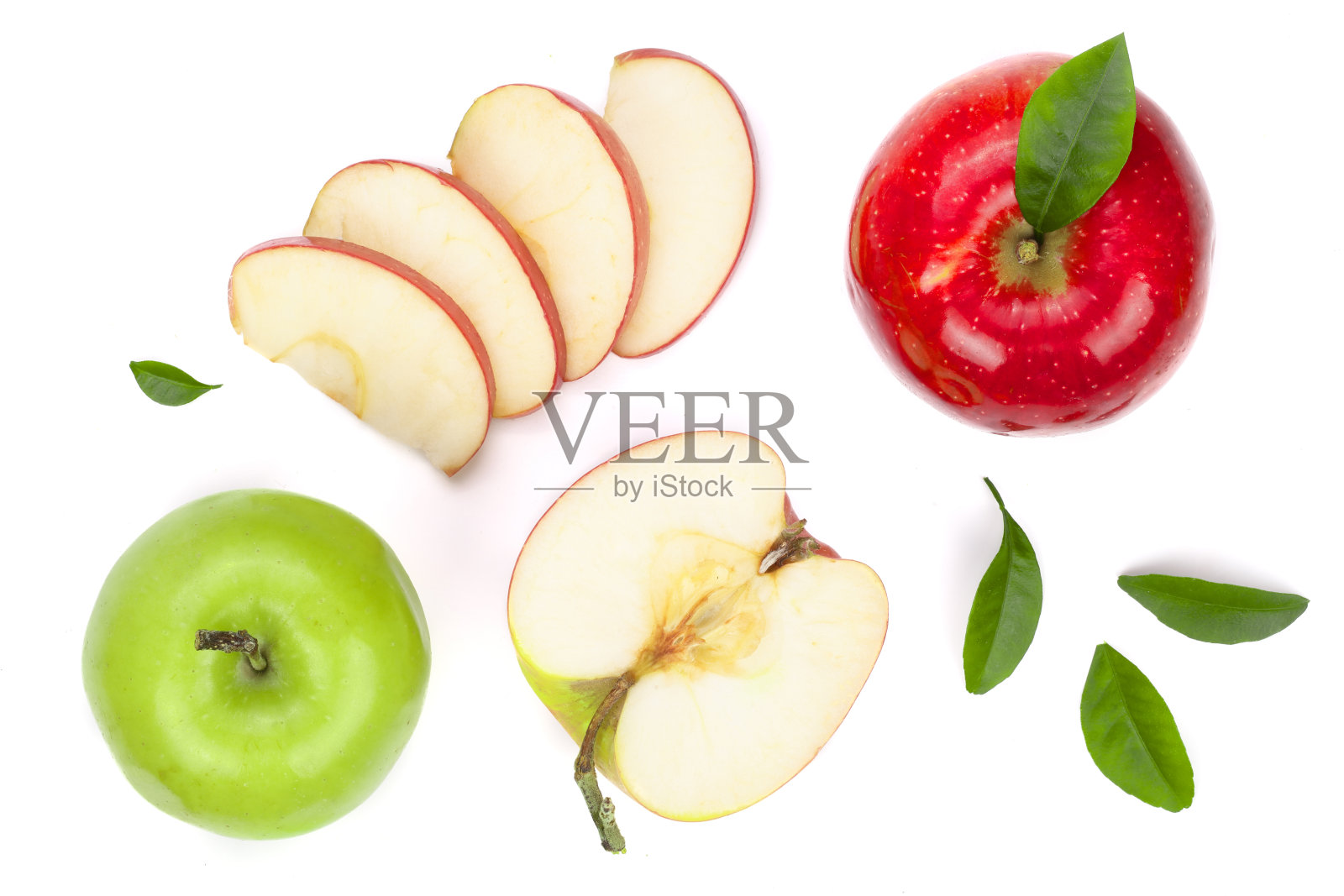 红色和绿色的苹果片和叶子孤立的白色背景俯视图。设置或集合。平躺模式照片摄影图片