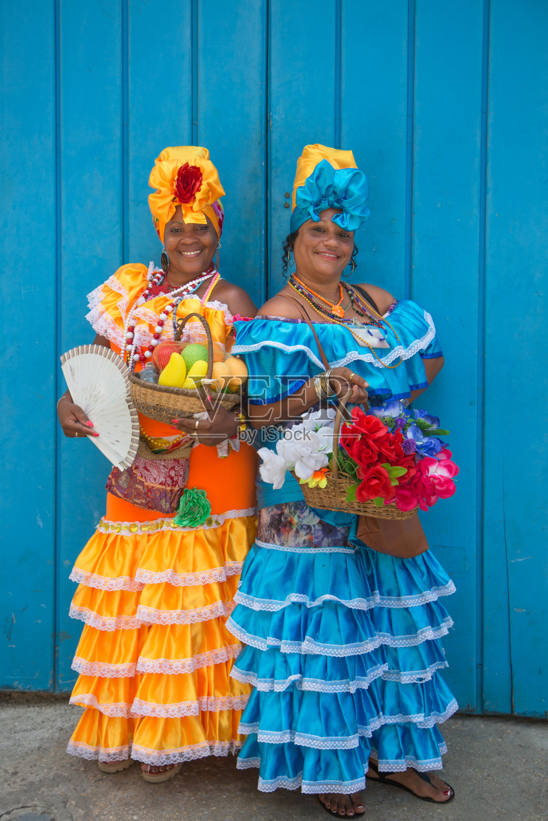 两名身穿传统服装的古巴妇女，哈瓦那的阿马斯广场照片摄影图片