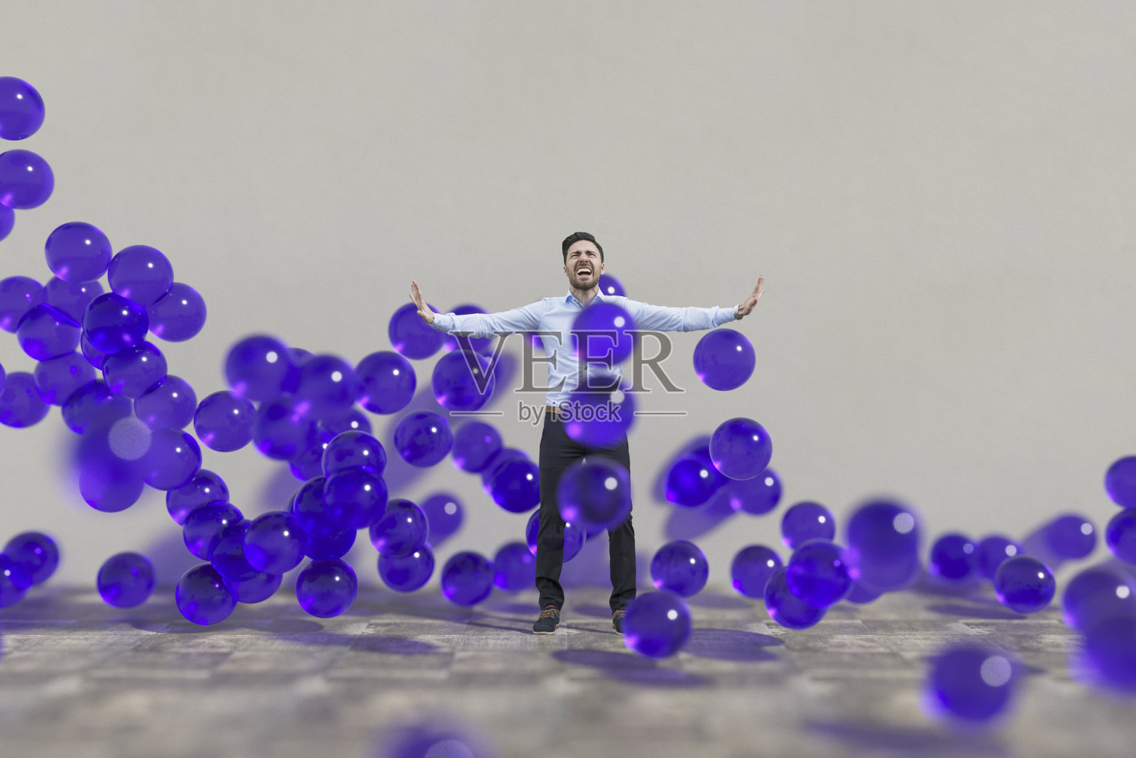 带着紫色飘流的抽象球体的狂喜的人照片摄影图片