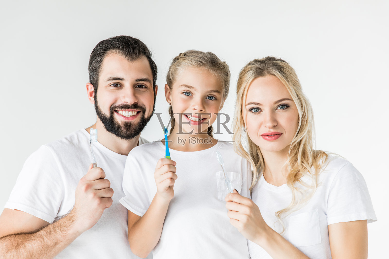 有牙刷的幸福家庭照片摄影图片