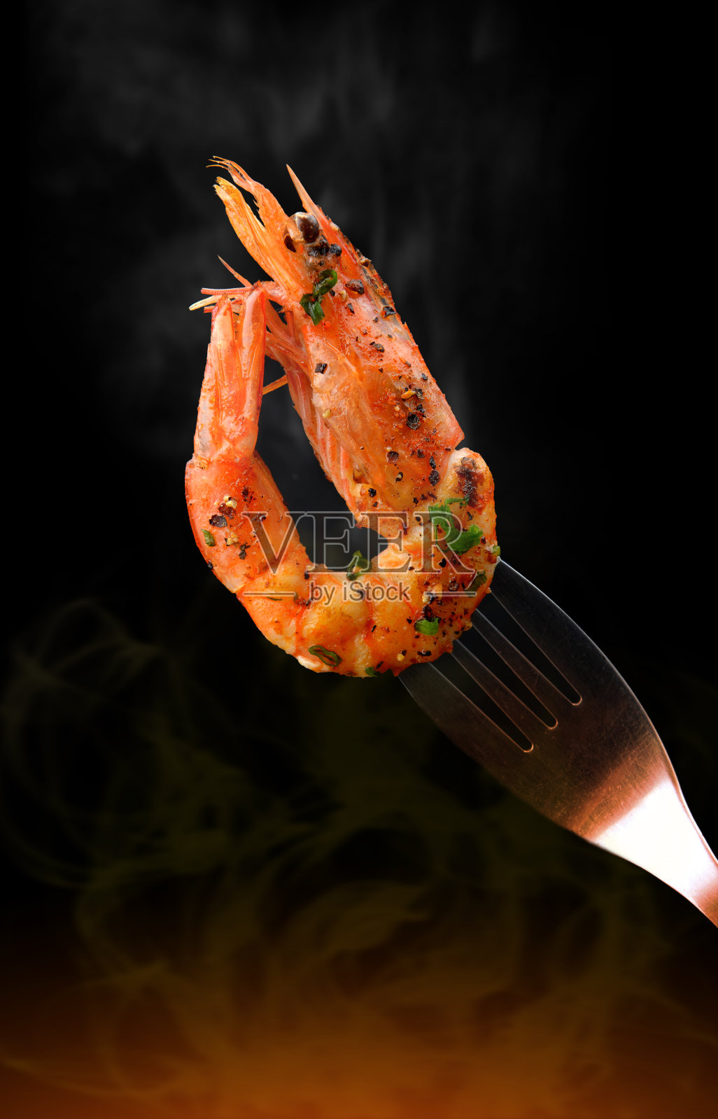 用辛辣食材烤对虾。照片摄影图片