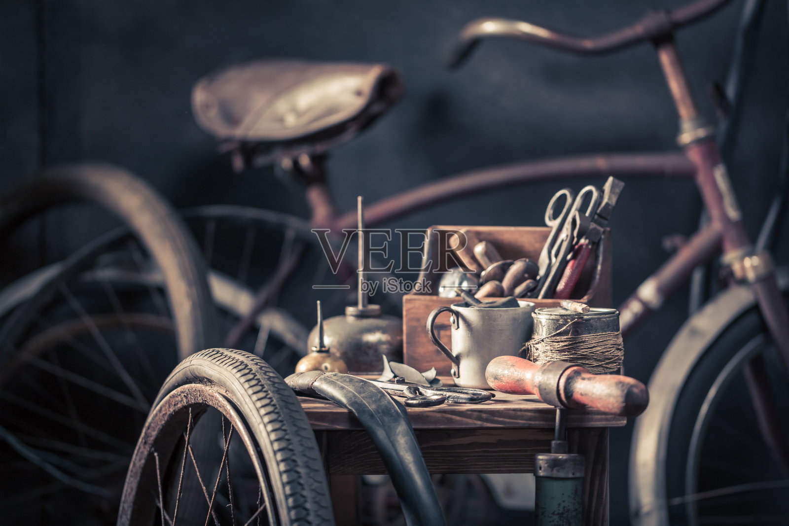 旧的自行车修理厂有轮子，工具和橡胶补丁照片摄影图片
