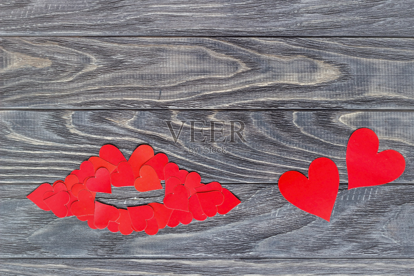 木头背景上的红心小唇。情人节的概念。照片摄影图片