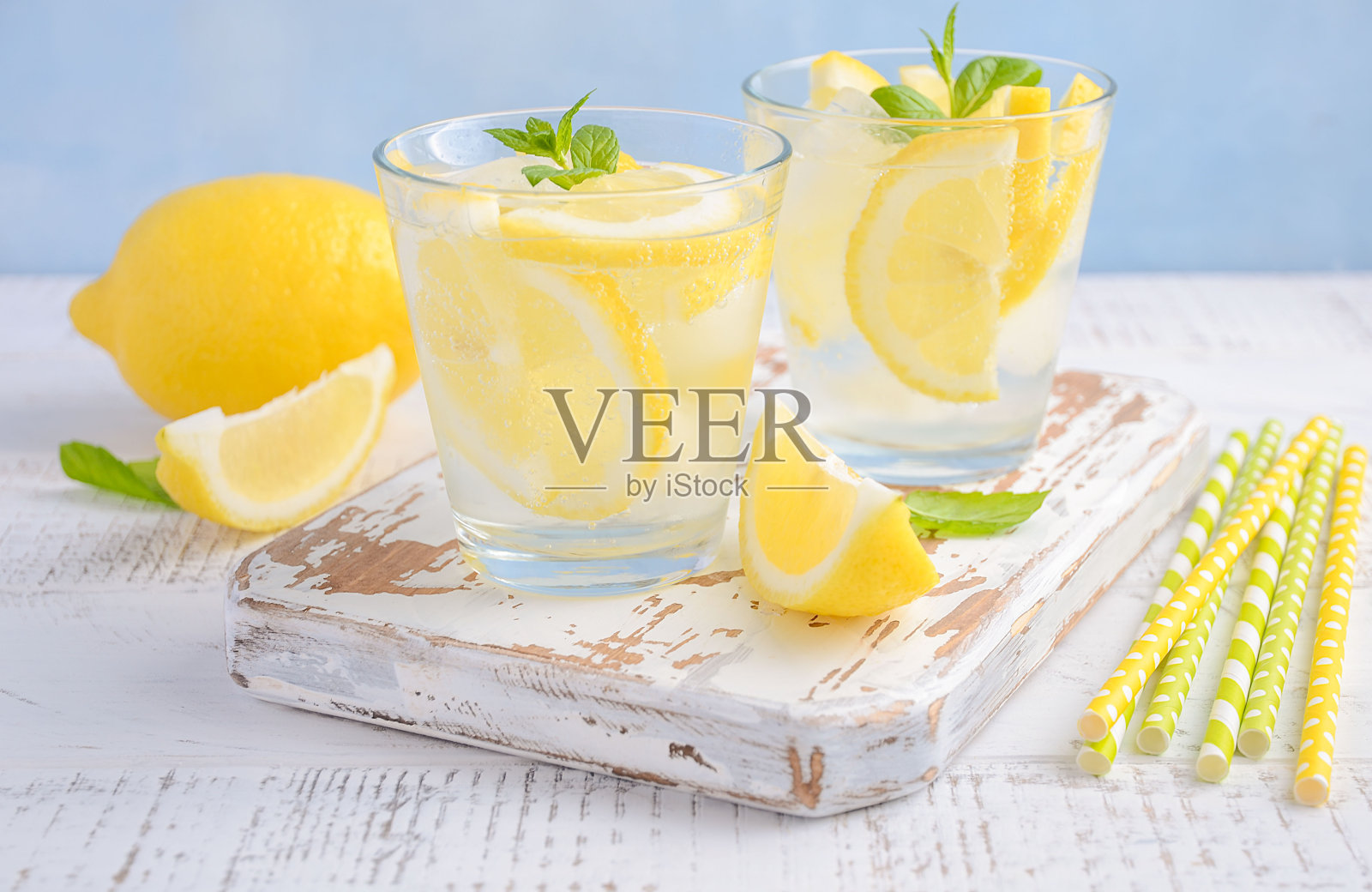 清凉的夏日饮品，以柠檬和薄荷为背景。照片摄影图片