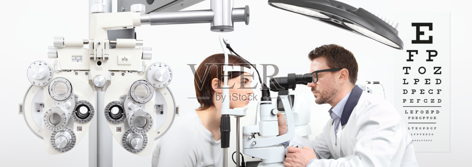 验光师在白底上用裂隙灯测量女性患者的视力照片摄影图片