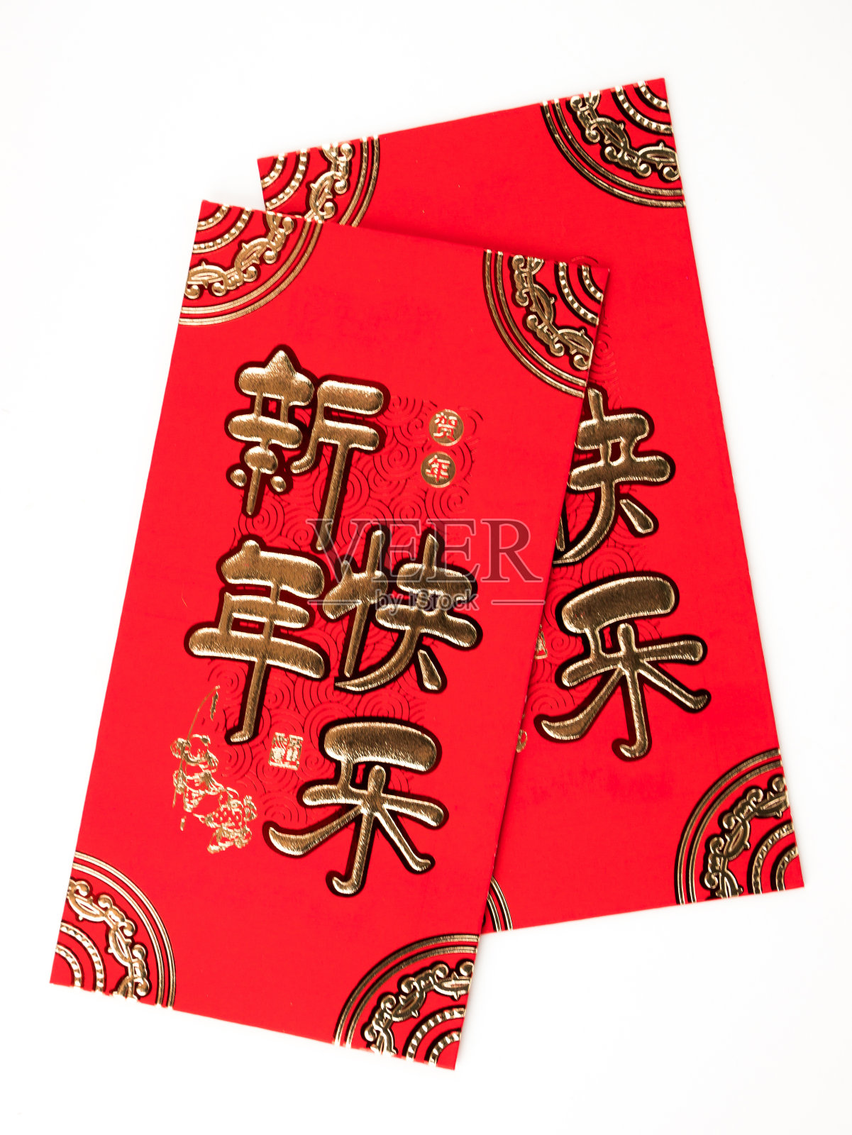 红色的信封孤立在白色的背景作为礼物春节。信封上的中文文字寓意春节快乐照片摄影图片