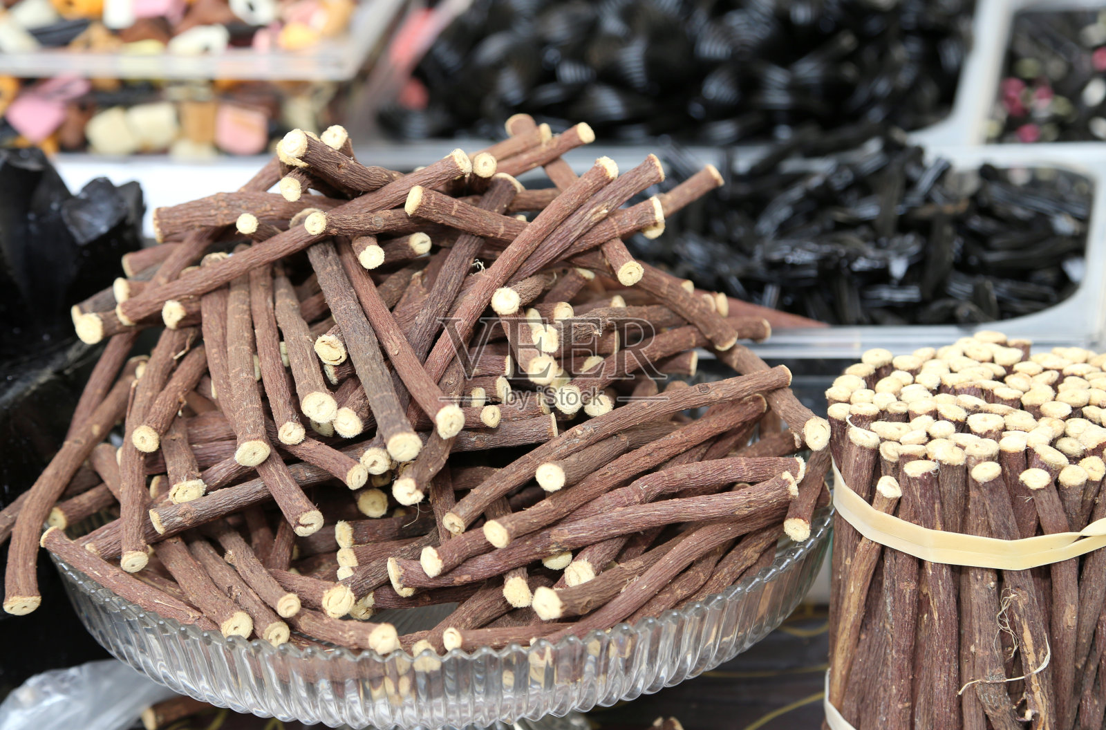 用纯甘草制成的筷子在地中海地区的市场上出售照片摄影图片