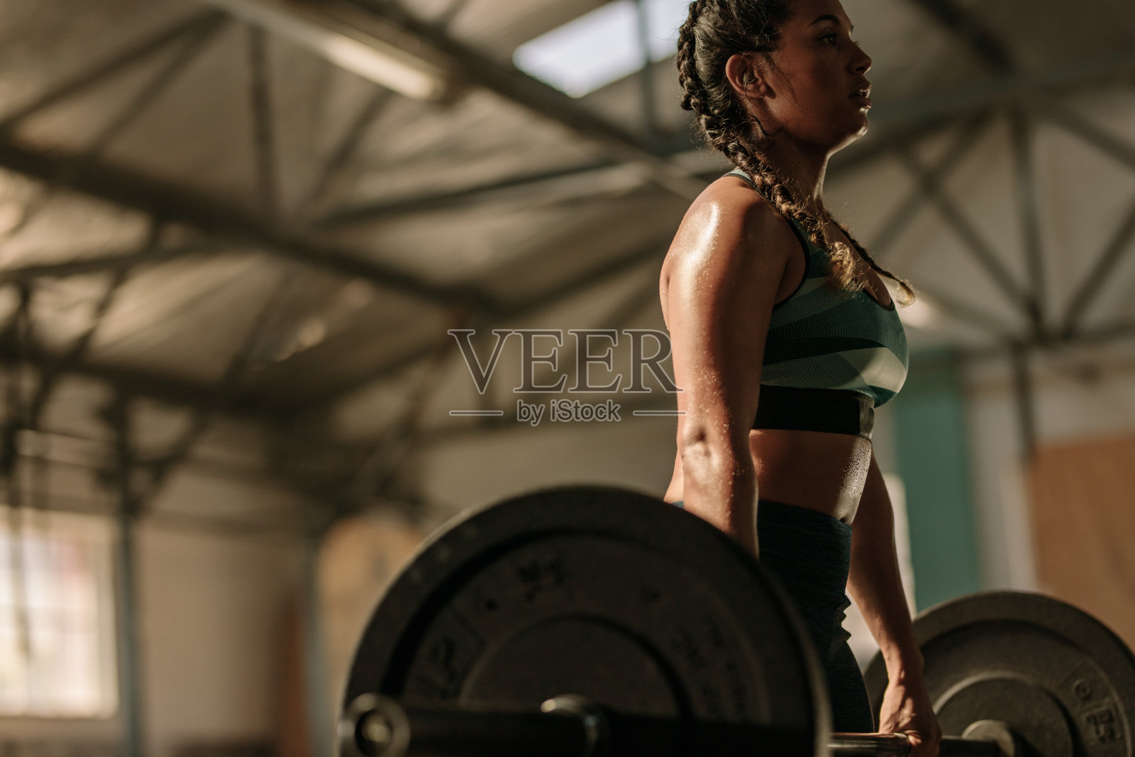 肌肉发达的女人在做重物运动照片摄影图片
