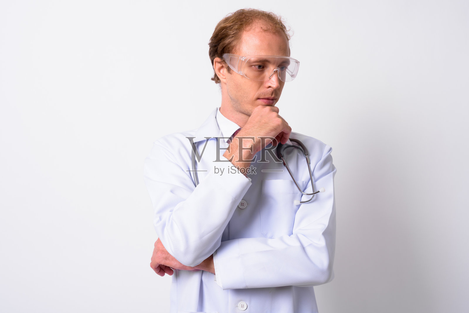男人医生的肖像在白色背景下戴着保护眼镜照片摄影图片