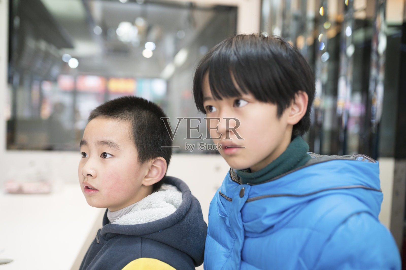 一个亚洲男孩和他妹妹在商店结账照片摄影图片