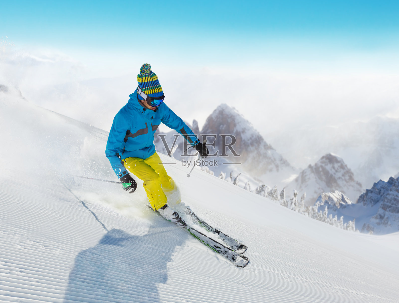 一个年轻人在阿尔卑斯山滑雪下山照片摄影图片