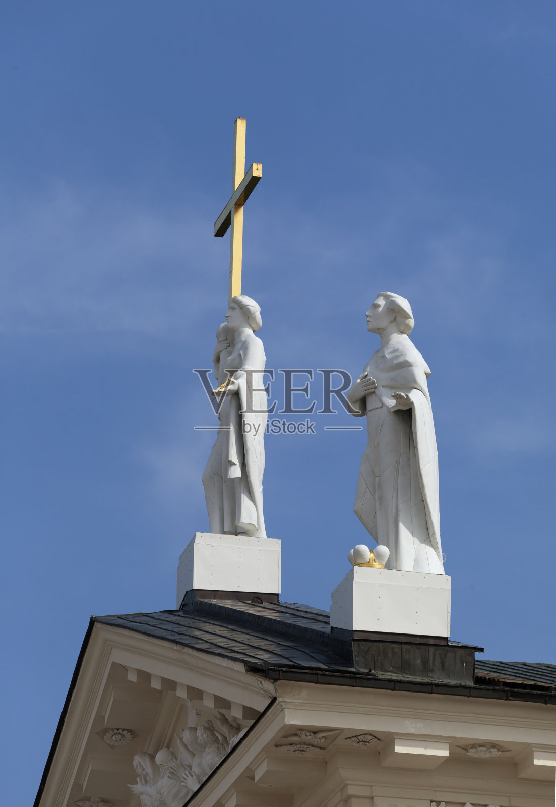 维尔纽斯大教堂屋顶上的雕像照片摄影图片