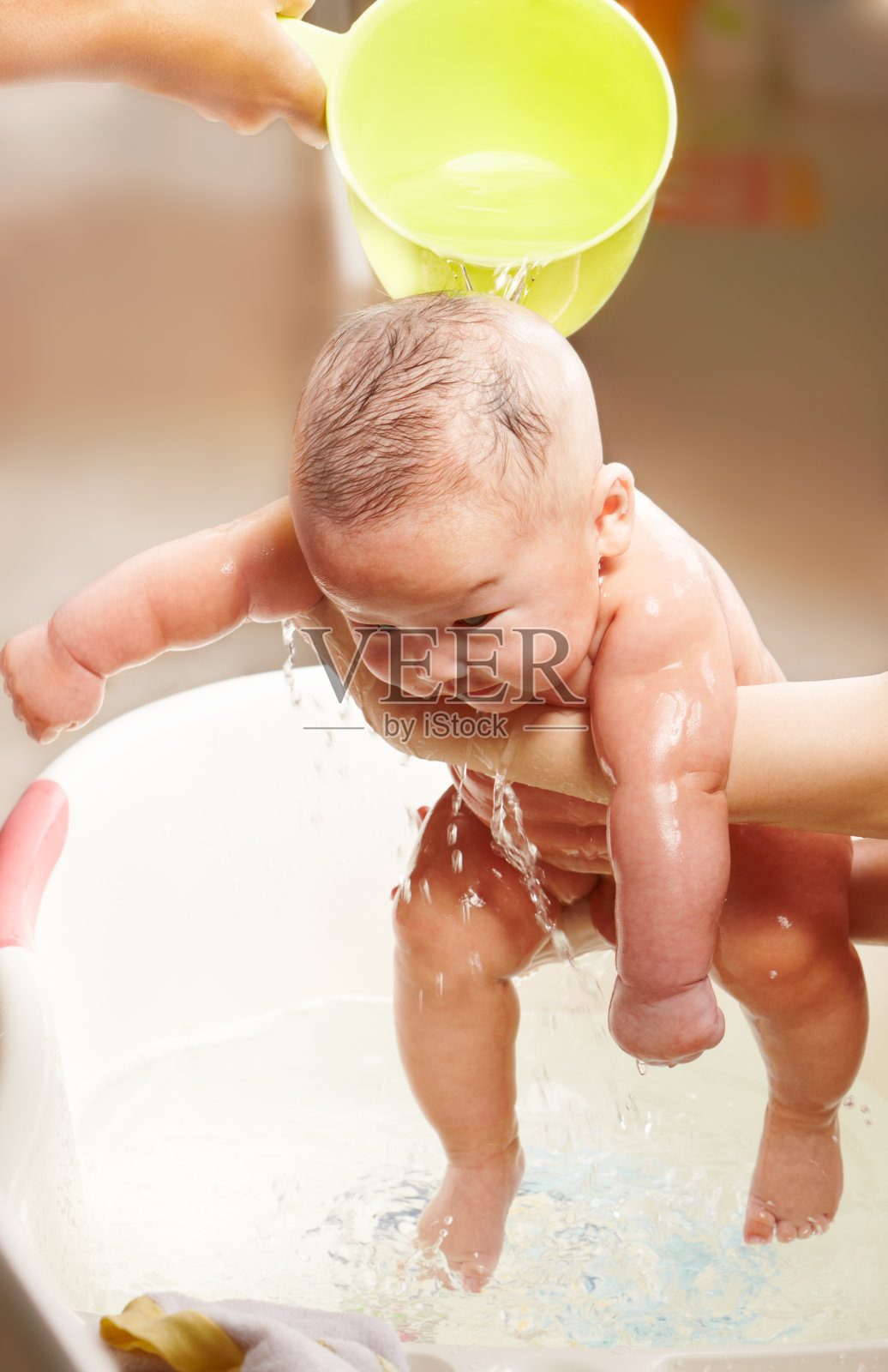 婴儿正在沐浴照片摄影图片