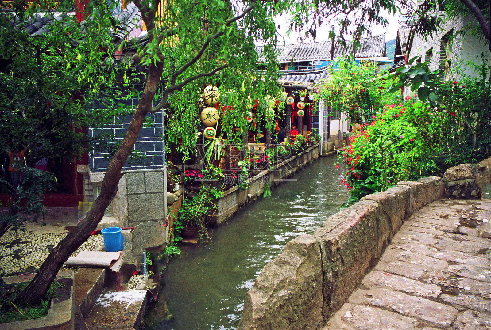 中国丽江的街道和运河照片摄影图片