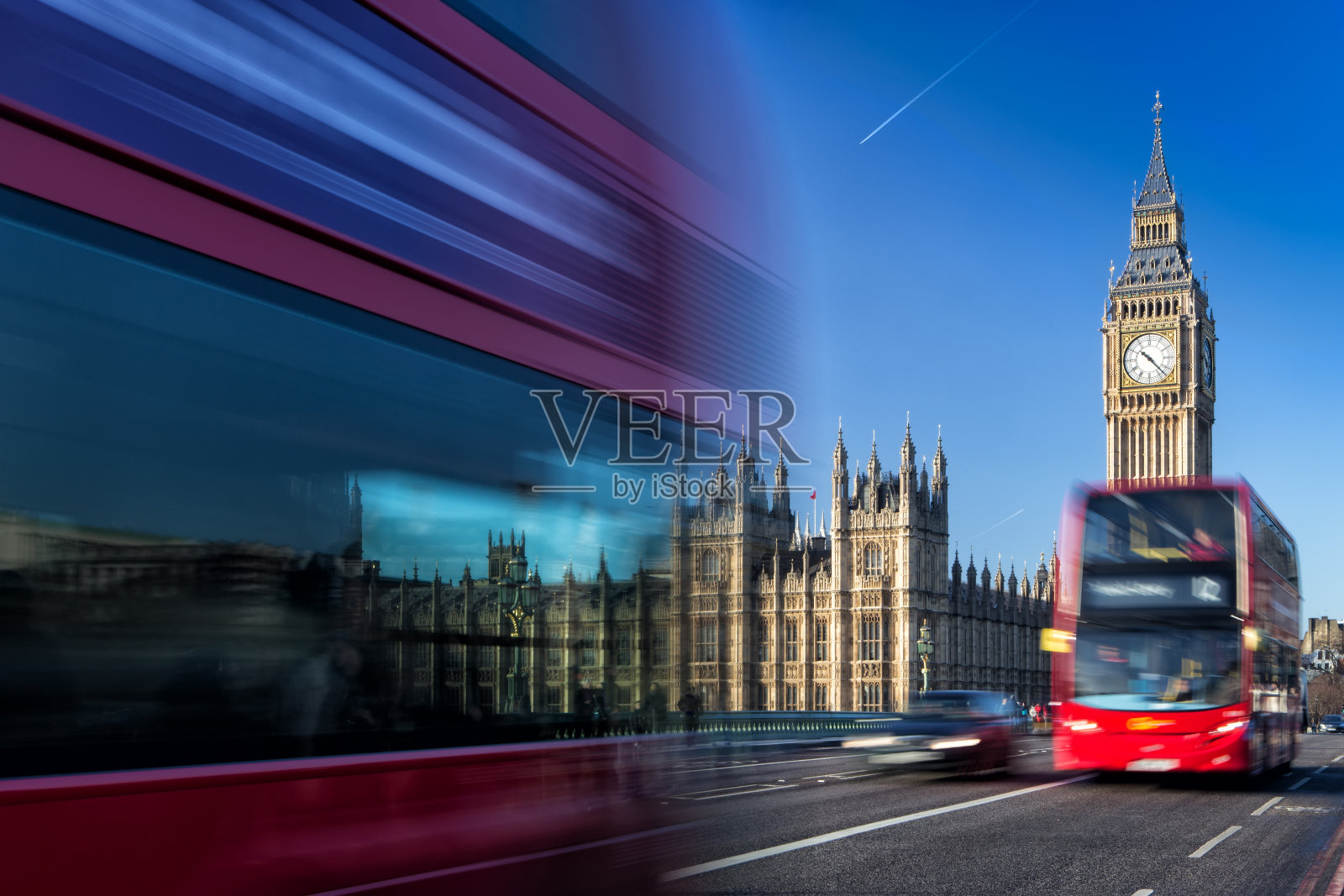 大本钟和路过的红色巴士，伦敦，英国照片摄影图片