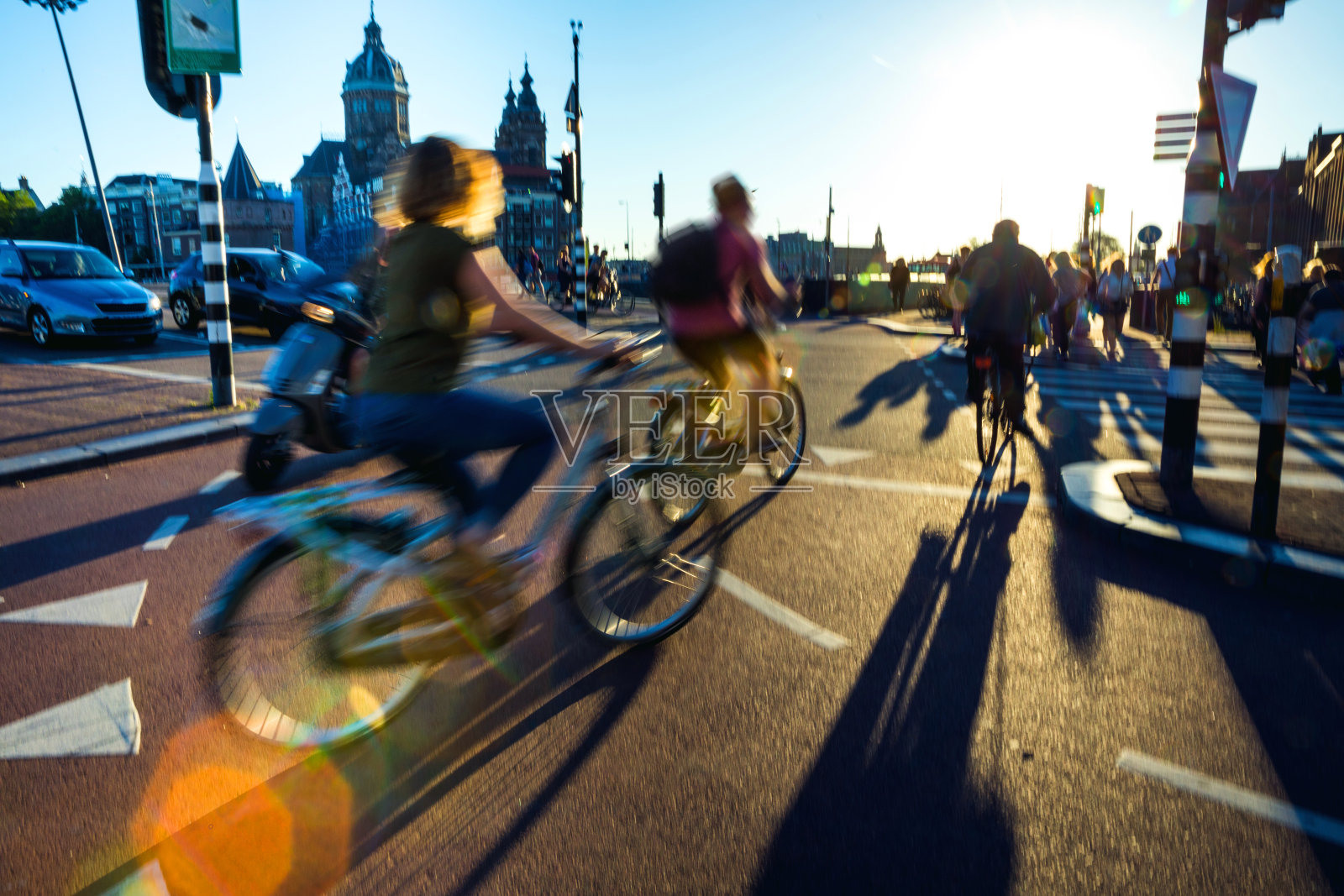 拥挤的城市街头骑自行车的人和行人照片摄影图片