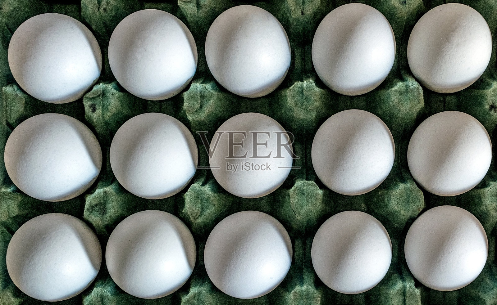 顶视图白色鸡蛋在一个绿色泡沫篮子照片摄影图片