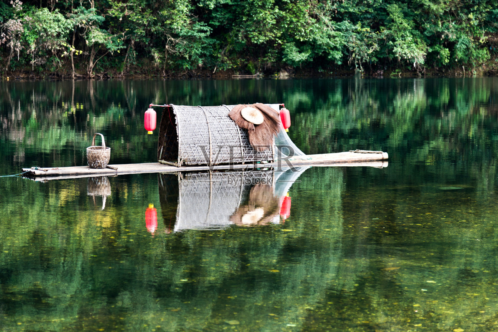 山湖中的木船照片摄影图片