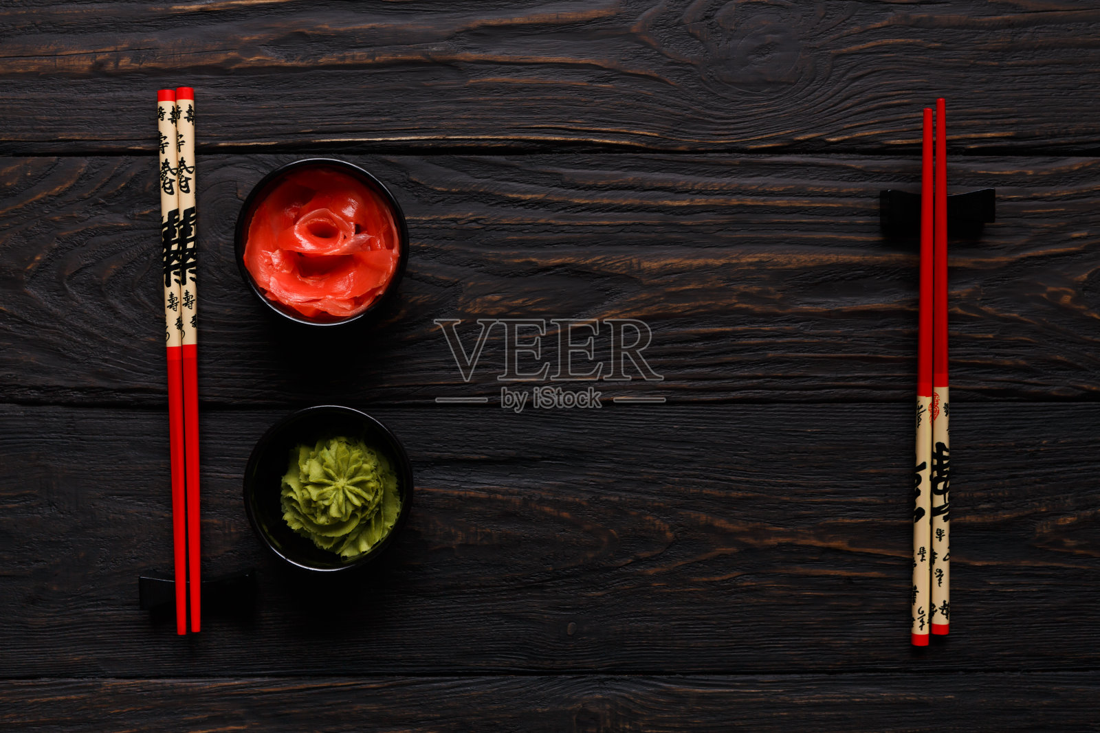 寿司餐具俯视图在黑暗的背景与Bon胃口写在象形文字照片摄影图片