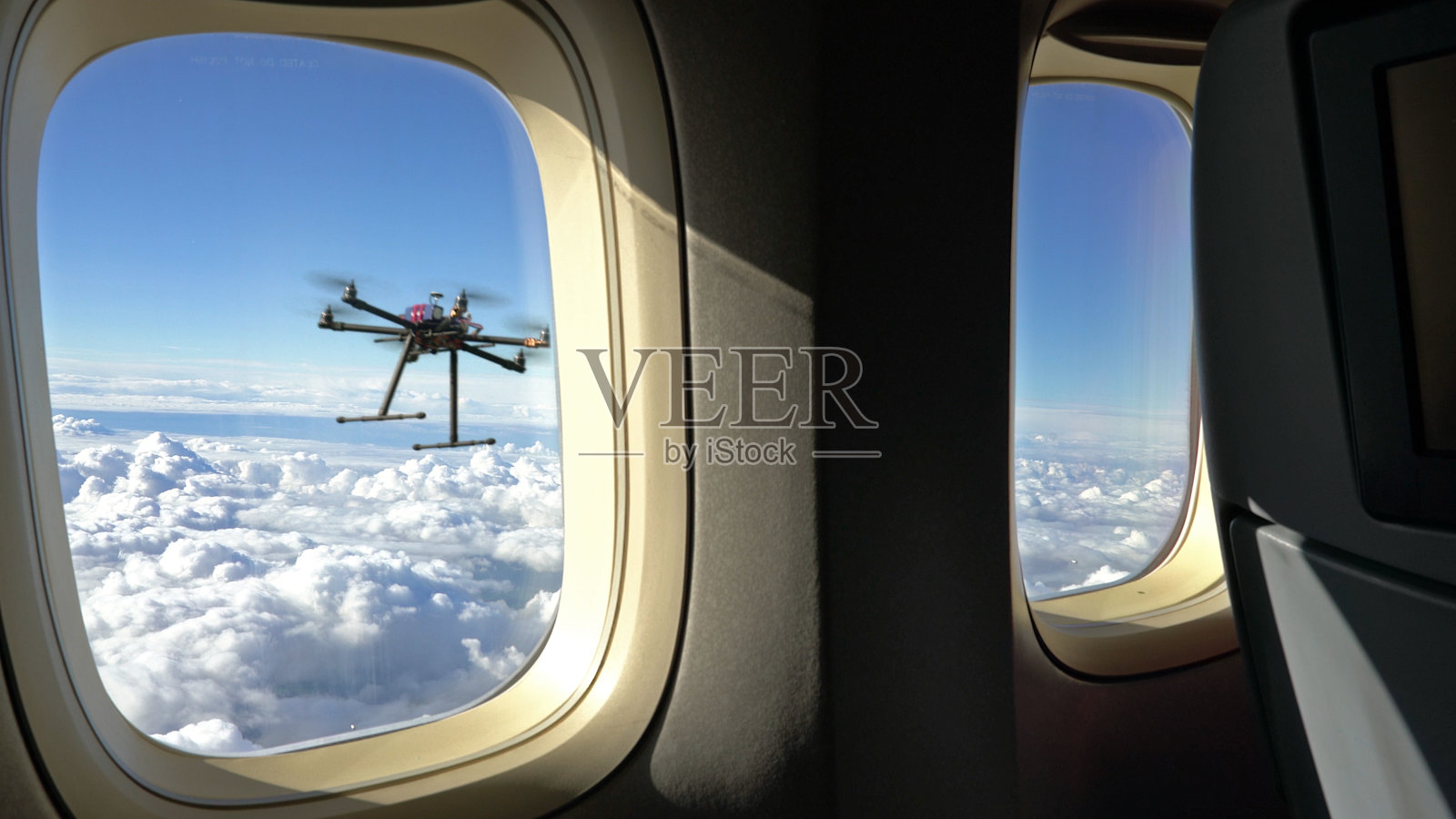 无人机危险地靠近飞机飞行照片摄影图片