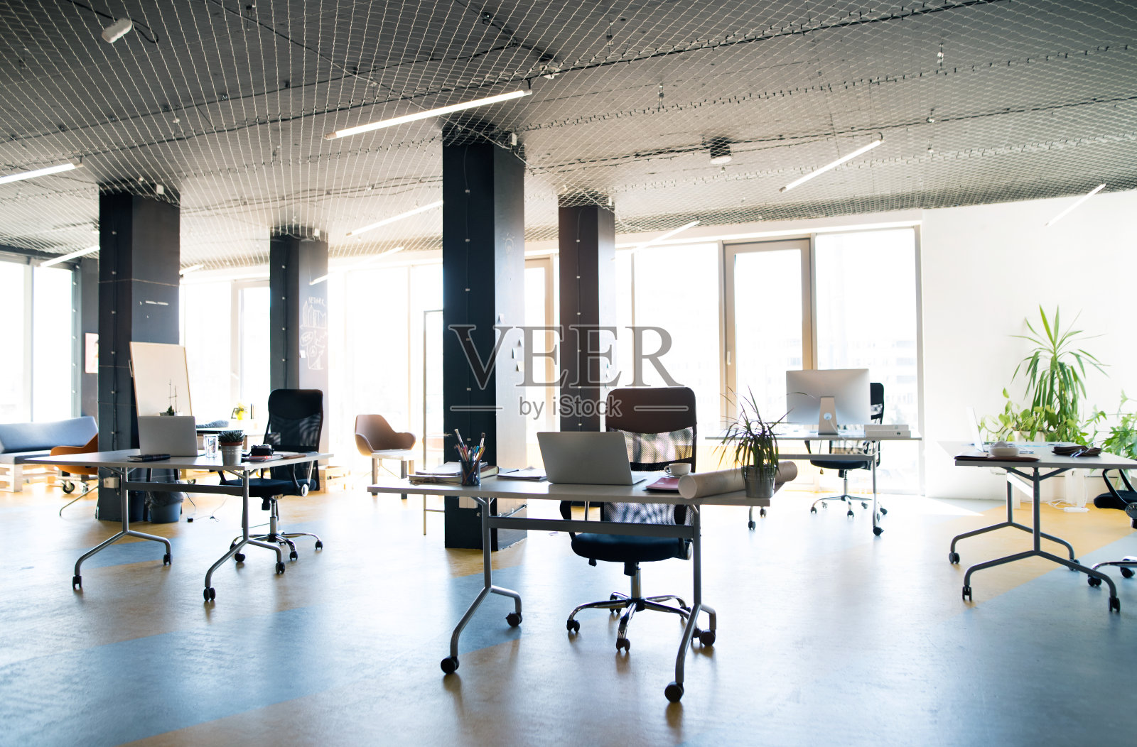 下班后宽敞明亮空旷的现代办公室的内部。照片摄影图片