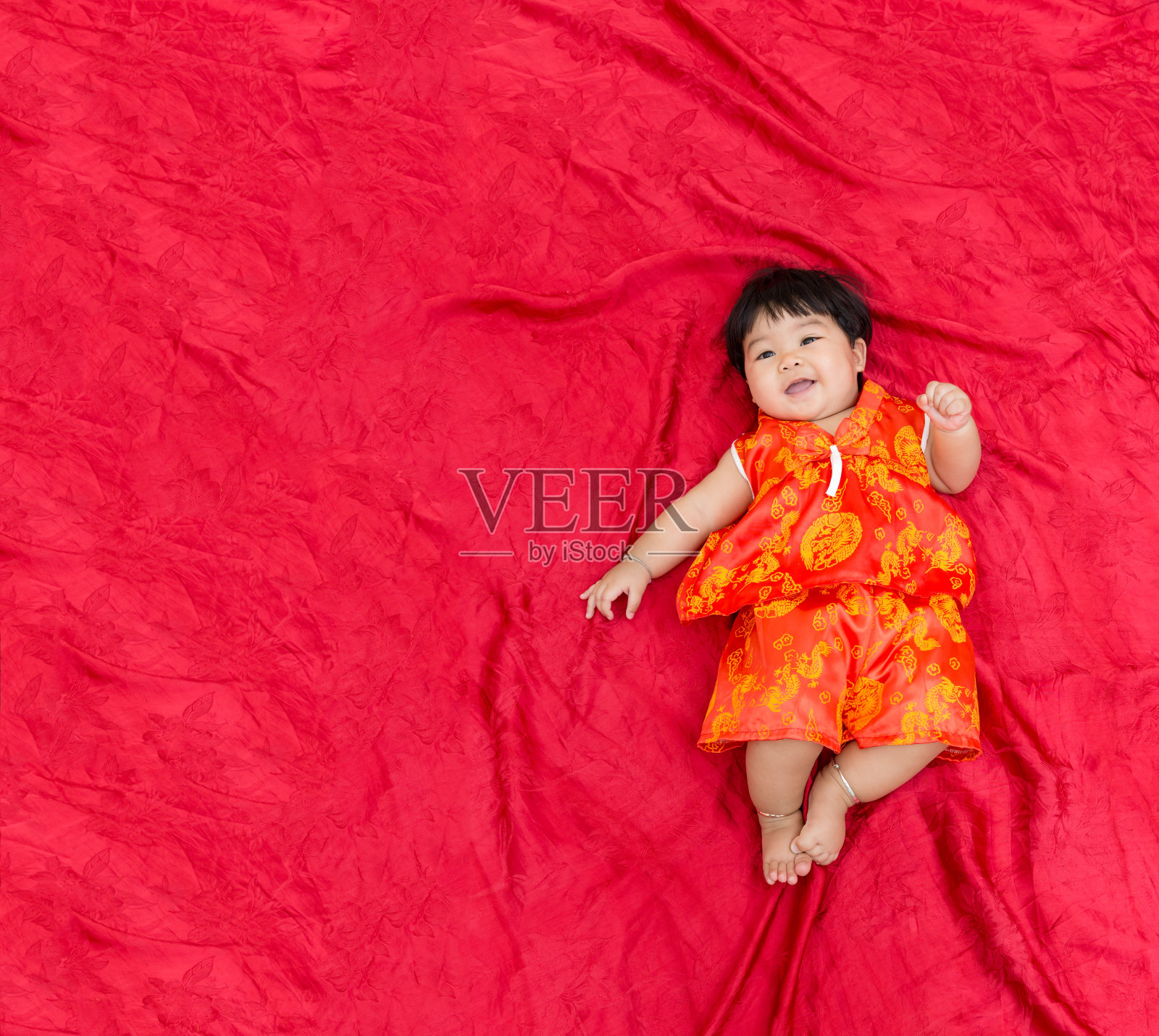 可爱的亚洲宝贝女孩在中国新年主题与拷贝空间。照片摄影图片
