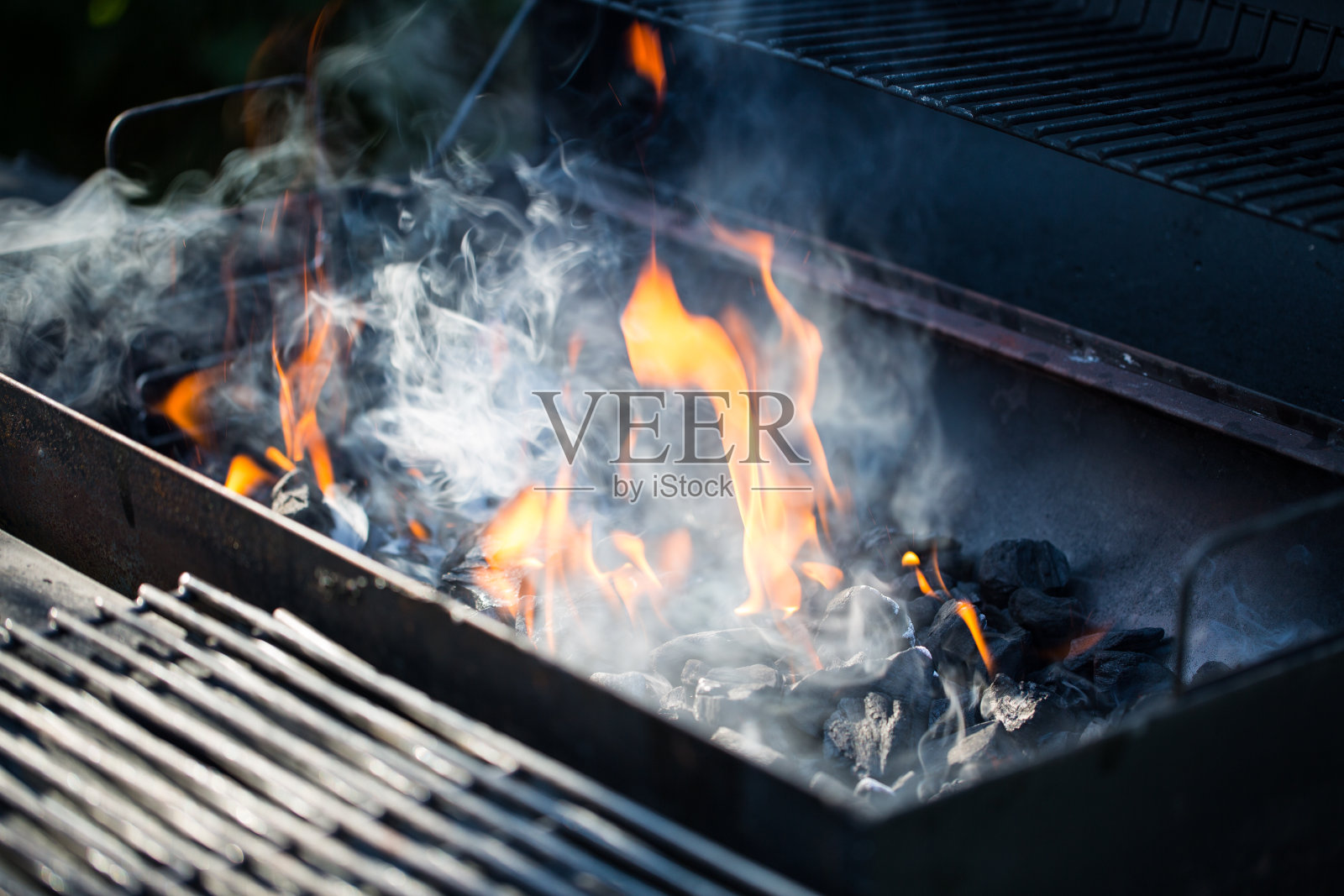 烤架是用烤架打火机和酒精来点燃的照片摄影图片