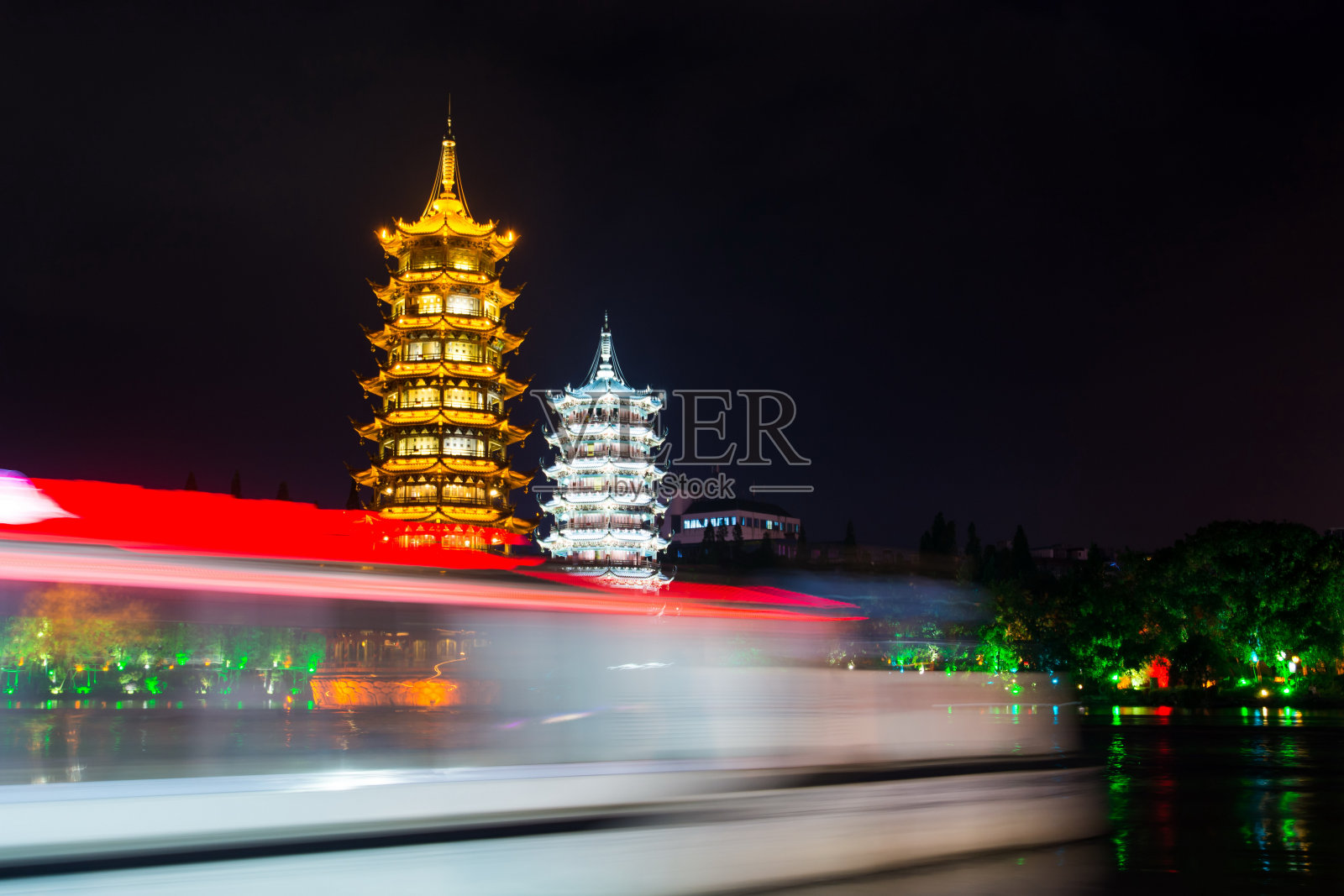 在中国广西，过路人购买桂林双塔照片摄影图片