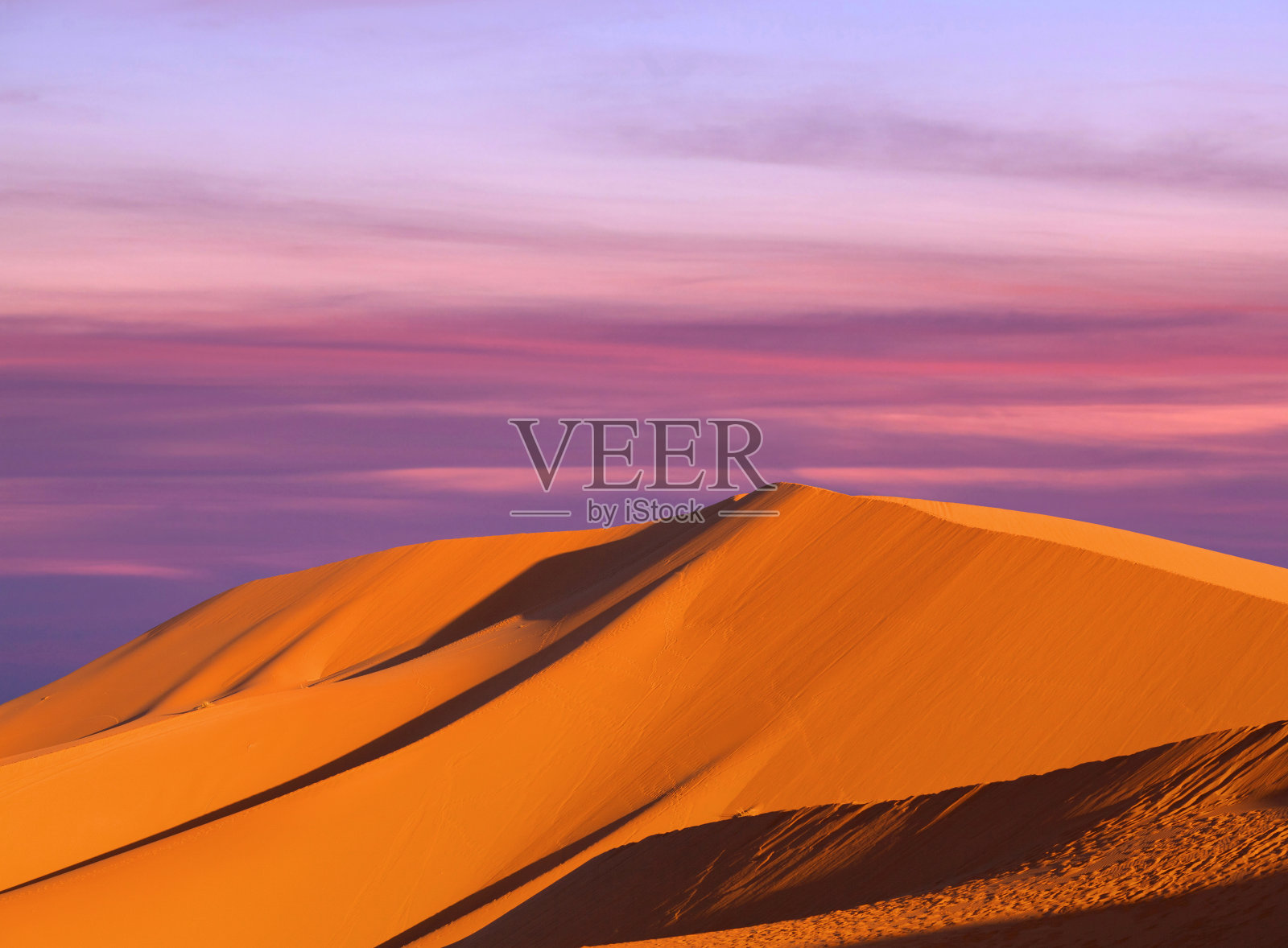 撒哈拉沙漠日落时的沙丘照片摄影图片