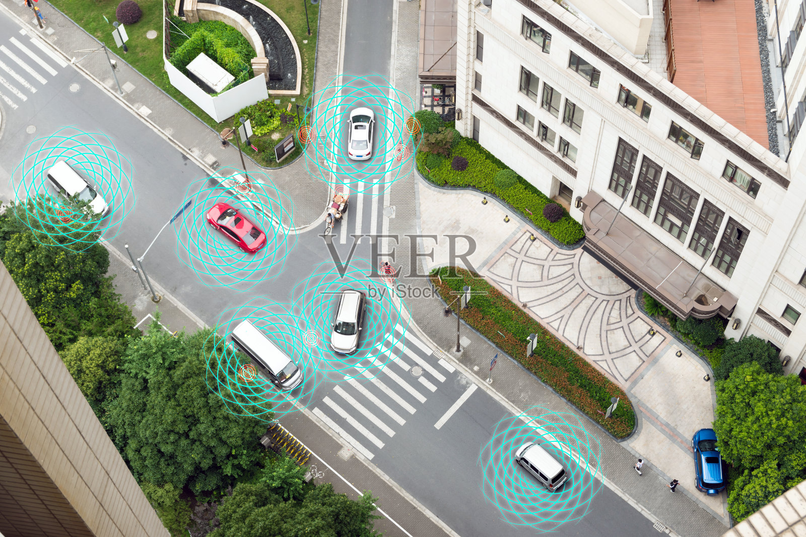 智能汽车(HUD)，自动驾驶模式的车辆在地铁城市道路物联网概念与图形传感器雷达信号系统和互联网传感器连接。以上的观点。照片摄影图片