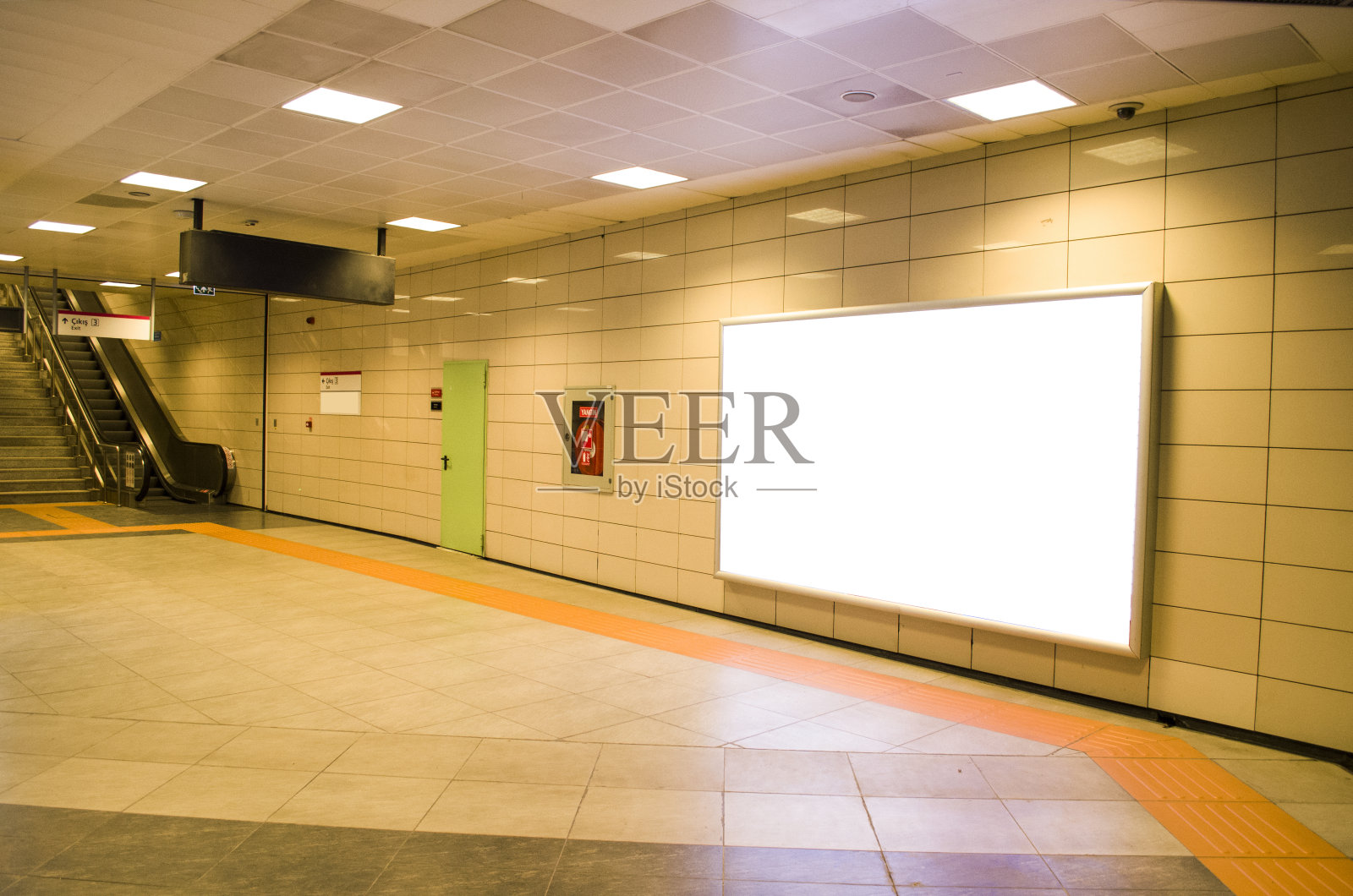 垂直灯箱海报模型在地铁站照片摄影图片