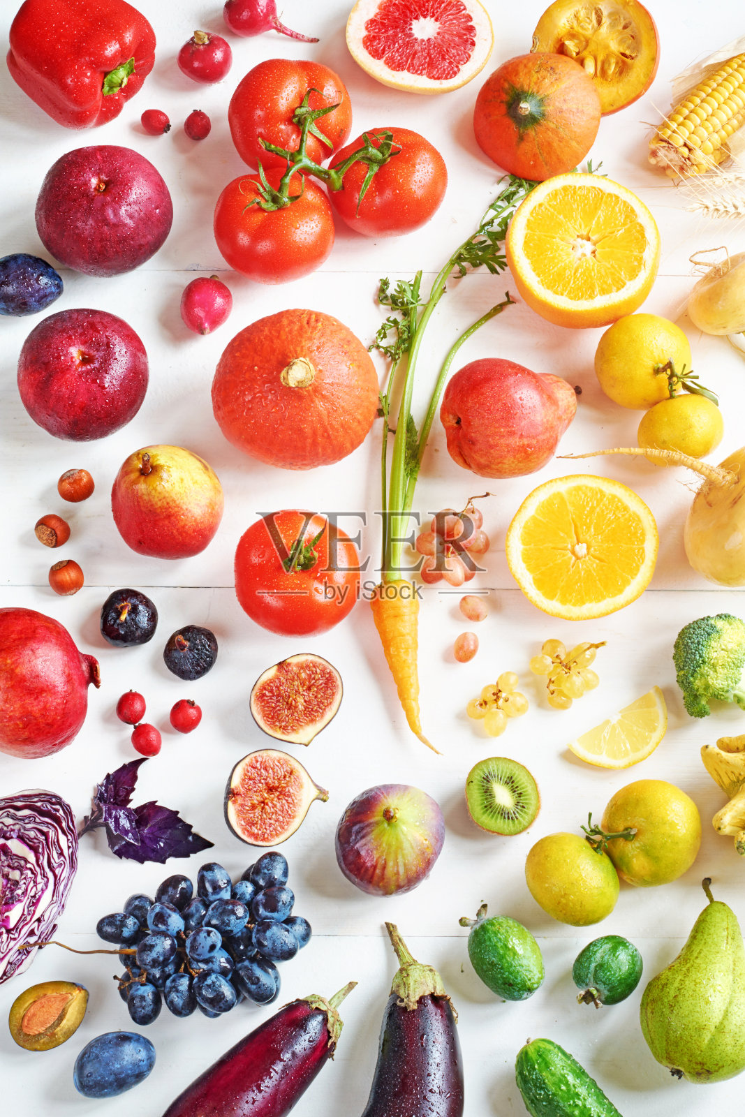 俯视图彩虹色的水果和蔬菜在一个白色的桌子上。照片摄影图片
