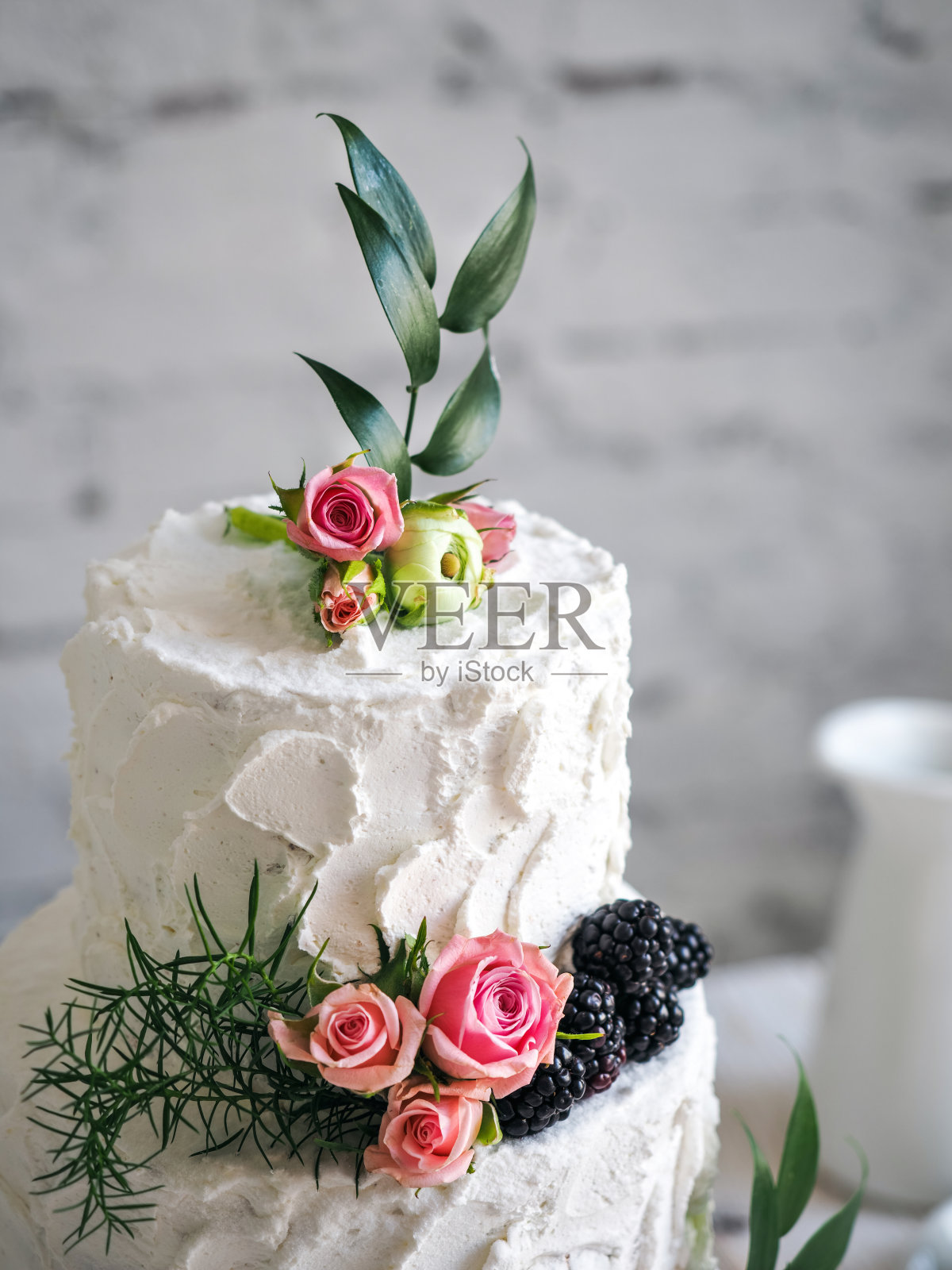 带花的白色婚礼蛋糕照片摄影图片