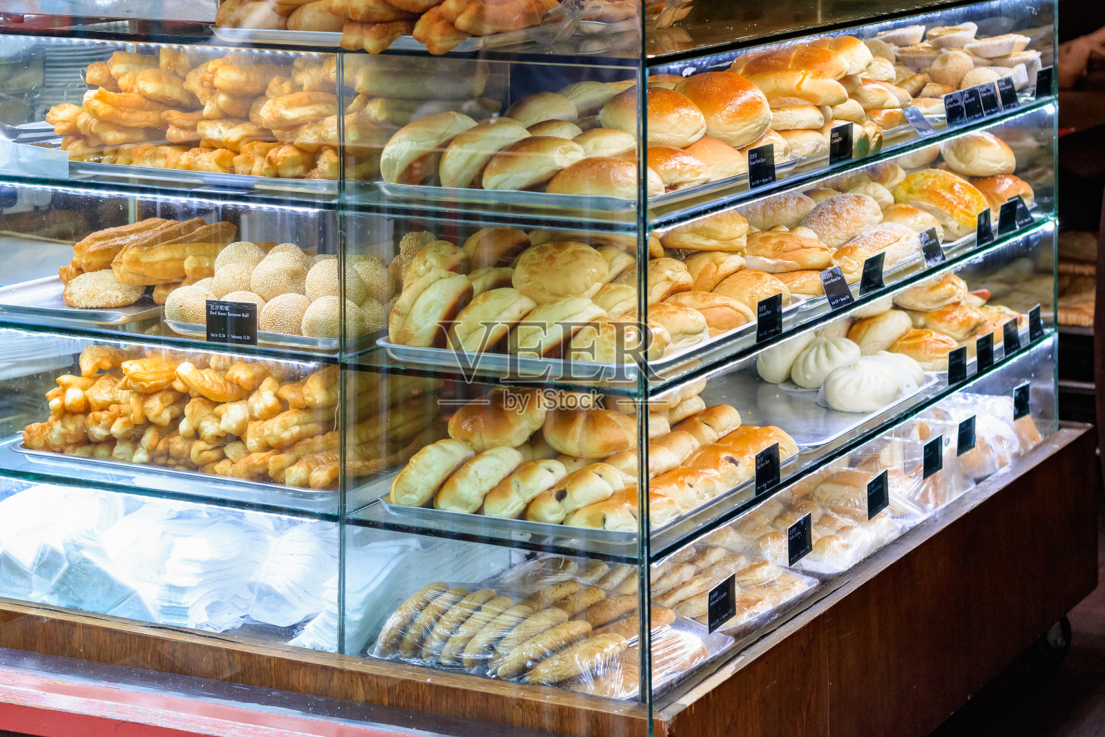 伦敦唐人街一家面包店里展示的中国面包和糕点照片摄影图片
