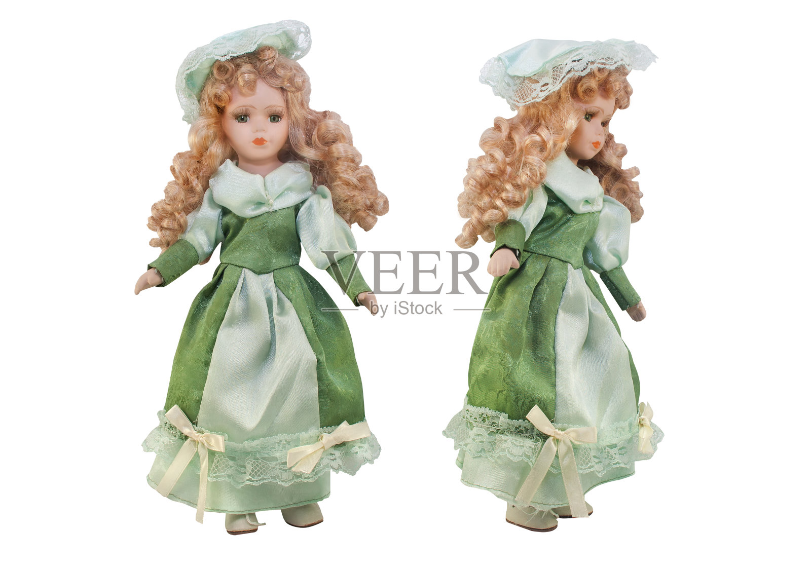 孤立的娃娃玩具在绿色的衣服和帽子。照片摄影图片