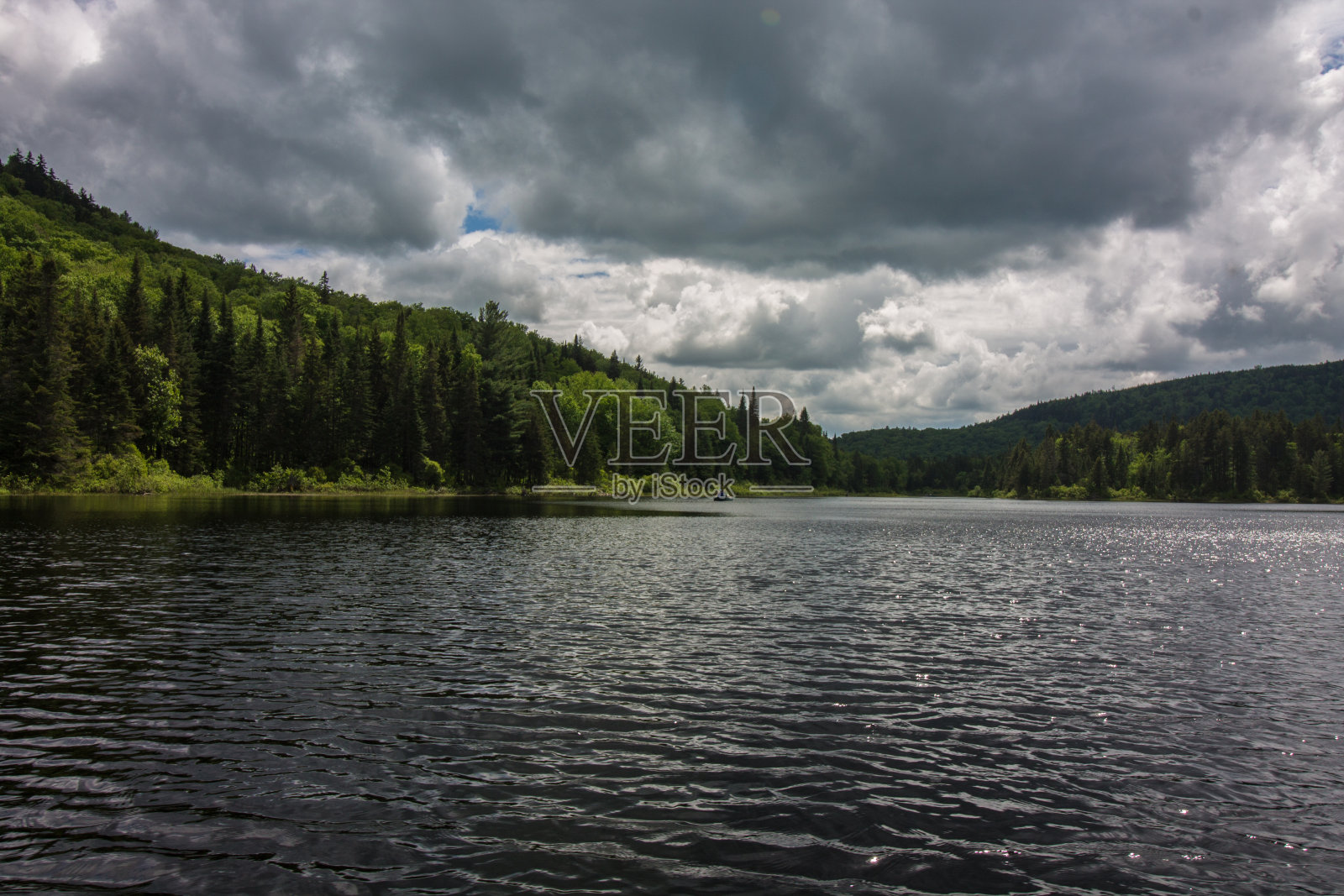 魁北克的钓鱼湖照片摄影图片