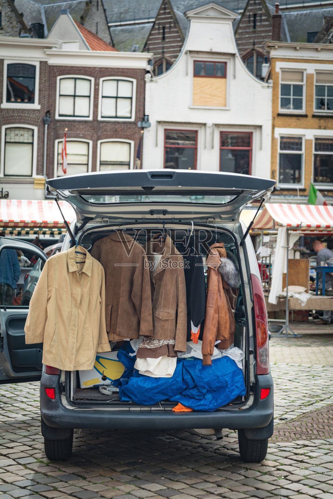 汽车靴销售的皮革大衣在城镇广场豪达欧洲照片摄影图片
