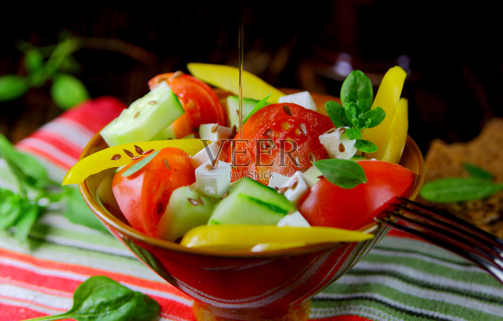 橄榄油素食沙拉照片摄影图片