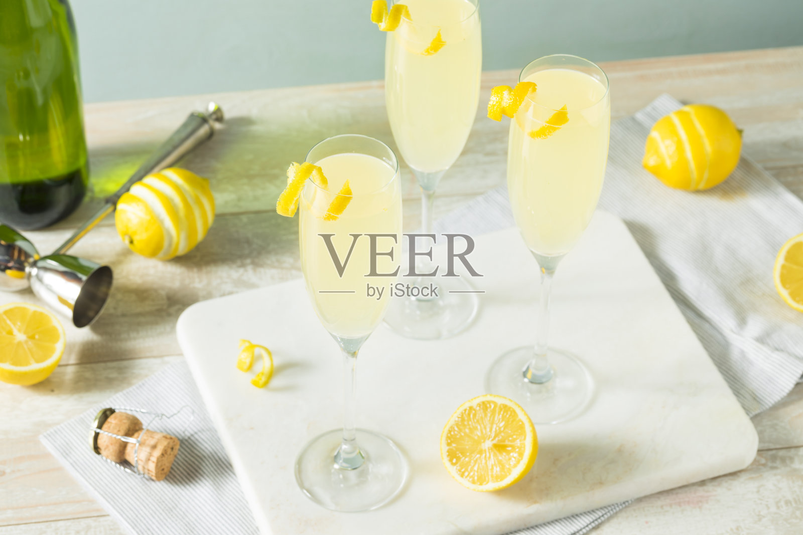 法国香槟柠檬鸡尾酒照片摄影图片