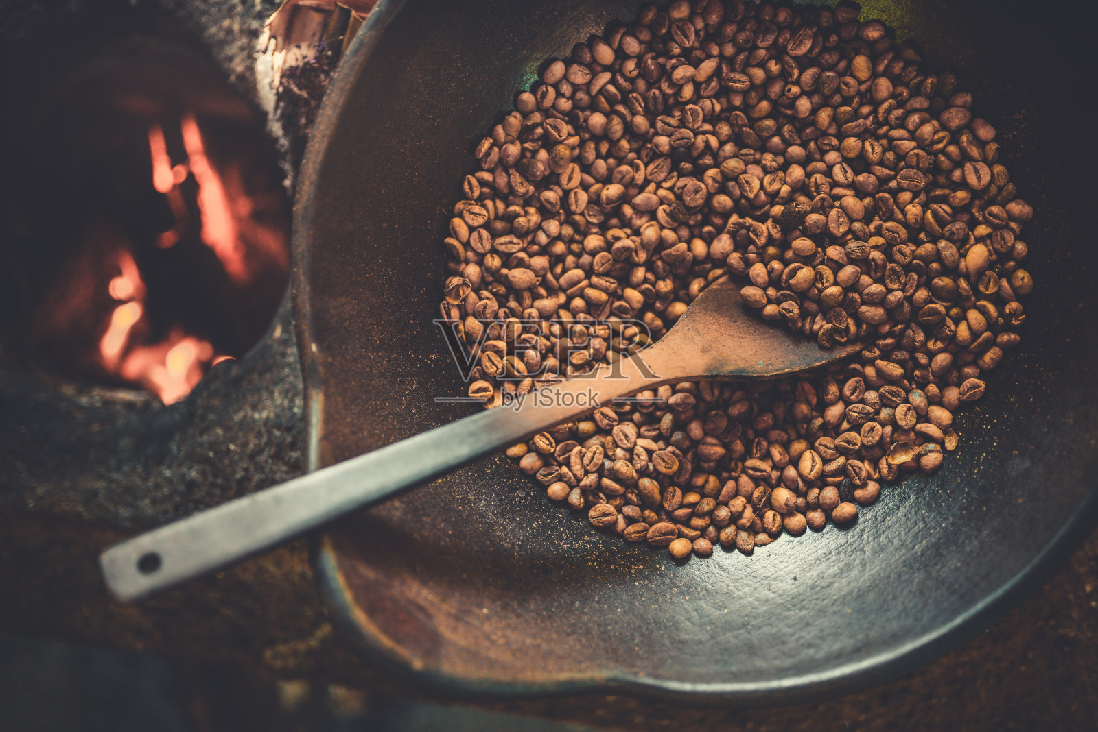 用火烤生咖啡豆的传统方法照片摄影图片